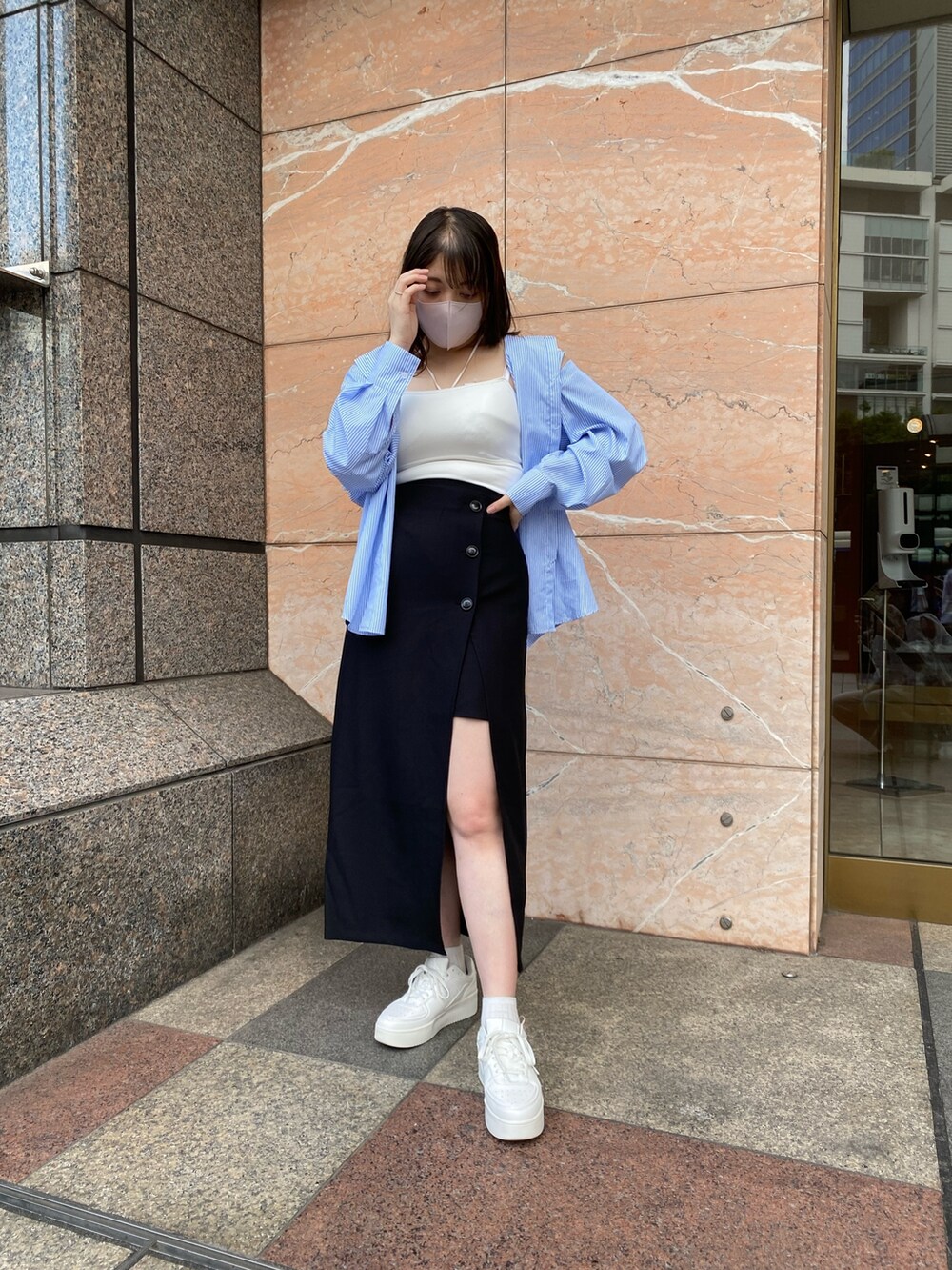 ブルー系のシャツ/ブラウス、ホワイト系のキャミソール、ブラック系のスカートを着用したレディースの夏コーディネートの2枚目の写真