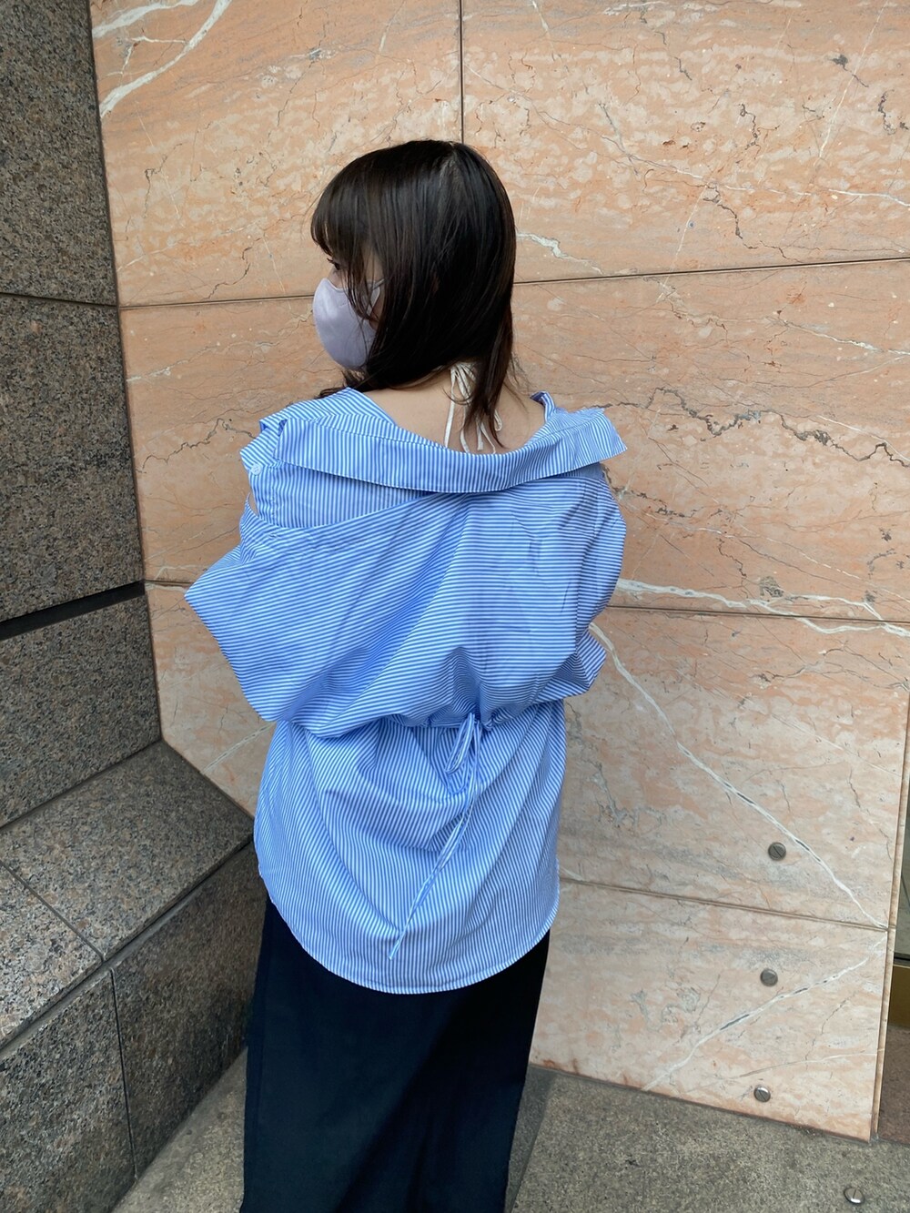 ブルー系のシャツ/ブラウス、ホワイト系のキャミソール、ブラック系のスカートを着用したレディースの夏コーディネートの5枚目の写真