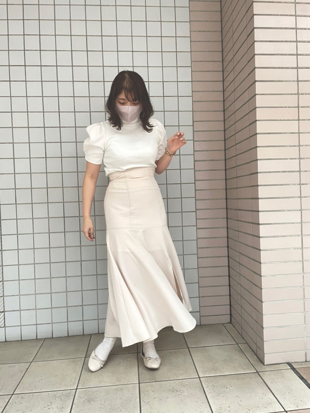ホワイト系のTシャツ/カットソー、ホワイト系のスカート、ピンク系のマスクを着用したレディースの春コーディネートの2枚目の写真