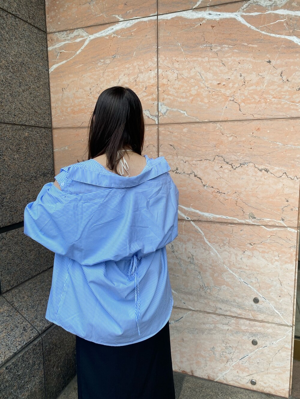 ブルー系のシャツ/ブラウス、ホワイト系のキャミソール、ブラック系のスカートを着用したレディースの夏コーディネートの4枚目の写真