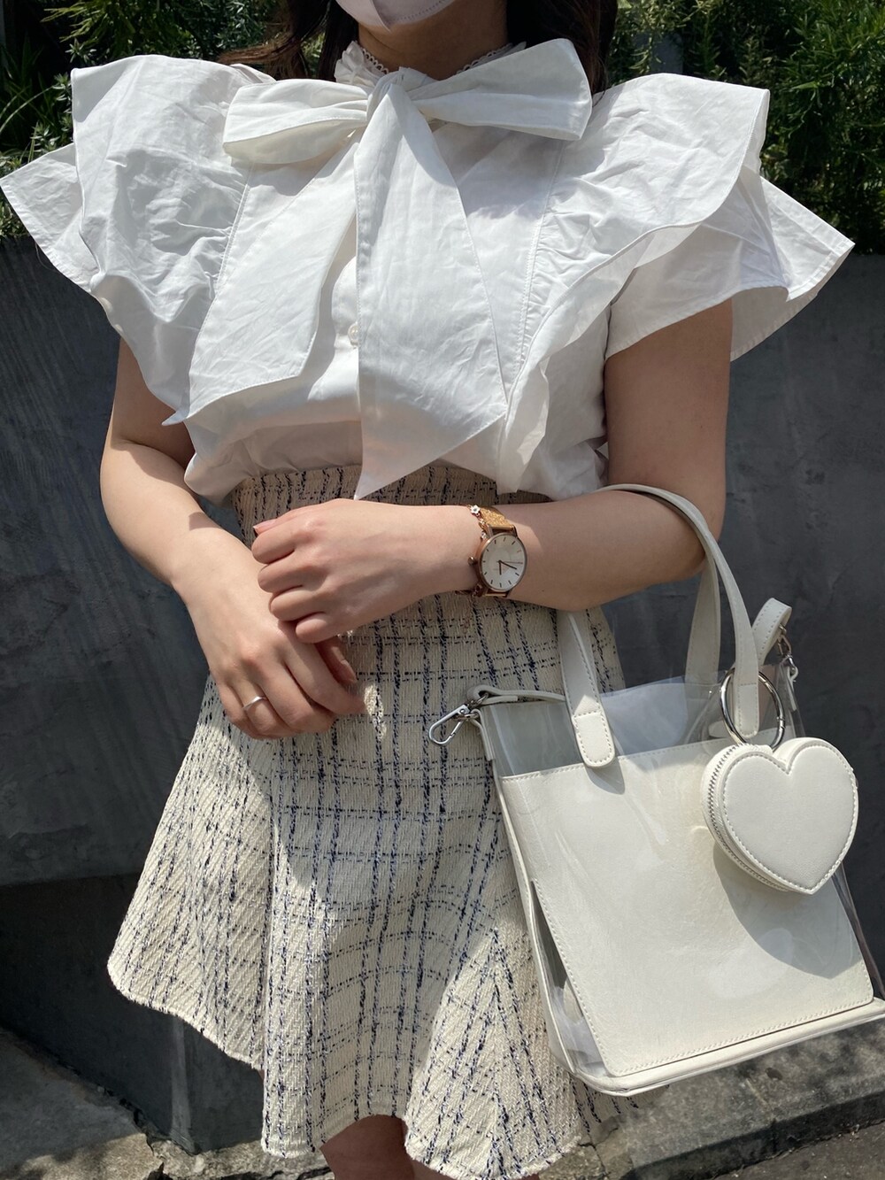 ホワイト系のシャツ/ブラウス、ホワイト系のスカート、ホワイト系のショルダーバッグを着用したレディースの春コーディネートの5枚目の写真
