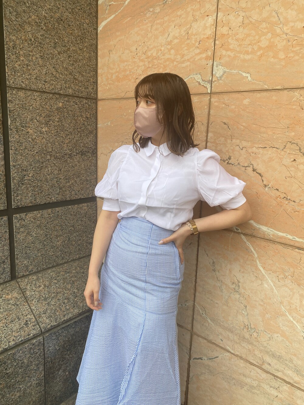 ホワイト系のシャツ/ブラウス、ブルー系のスカートを着用したレディースの春コーディネートの5枚目の写真