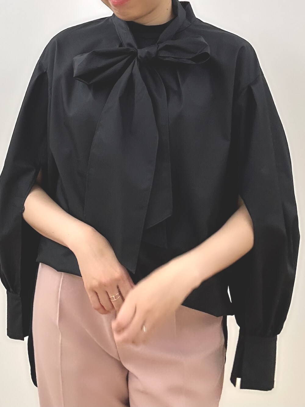 「ANAYI、アナイ(ANAYI)、パンツスタイル、秋先取りコーデ、大人コーデ、きれいめコーディネート、ボウタイブラウス、シャツスタイル、通勤コーデ、トレンド、オトナカジュアル、お洒落さんとつながりたい」｜「ANAYIのコンパクトツイルボウタイ ブラウス（シャツ/ブラウス、ブラック系）」を使った、Takahashi.mさん（レディース・168cm）の夏コーディネートの3枚目の写真