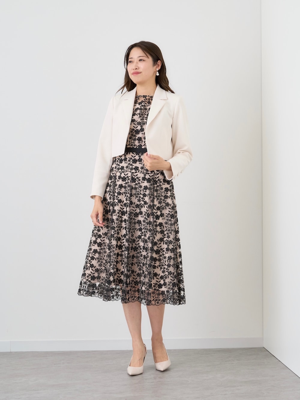 「ANAYI、アナイ(ANAYI)、エレガント、オケージョン、セレモニー、結婚式、ファッションを楽しもう、レースワンピース、オトナ女子、ワンピース」｜「ANAYIのリトルフラワーチュールフレア ワンピース（ワンピース、ベージュ系）」を使った、Takahashi.mさん（レディース・168cm）の秋コーディネートの8枚目の写真