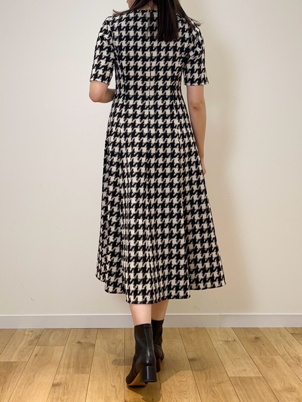 「ANAYI、アナイ(ANAYI)、千鳥柄、秋服準備はじめました、カーディガン、秋コーデ、大人かわいい、ワンピース、キレイめ、骨格ストレート、高身長女子」｜「ANAYIのストレッチジャガードフレア ワンピース（ワンピース、ブラック系）」を使った、Takahashi.mさん（レディース・168cm）の秋コーディネートの4枚目の写真
