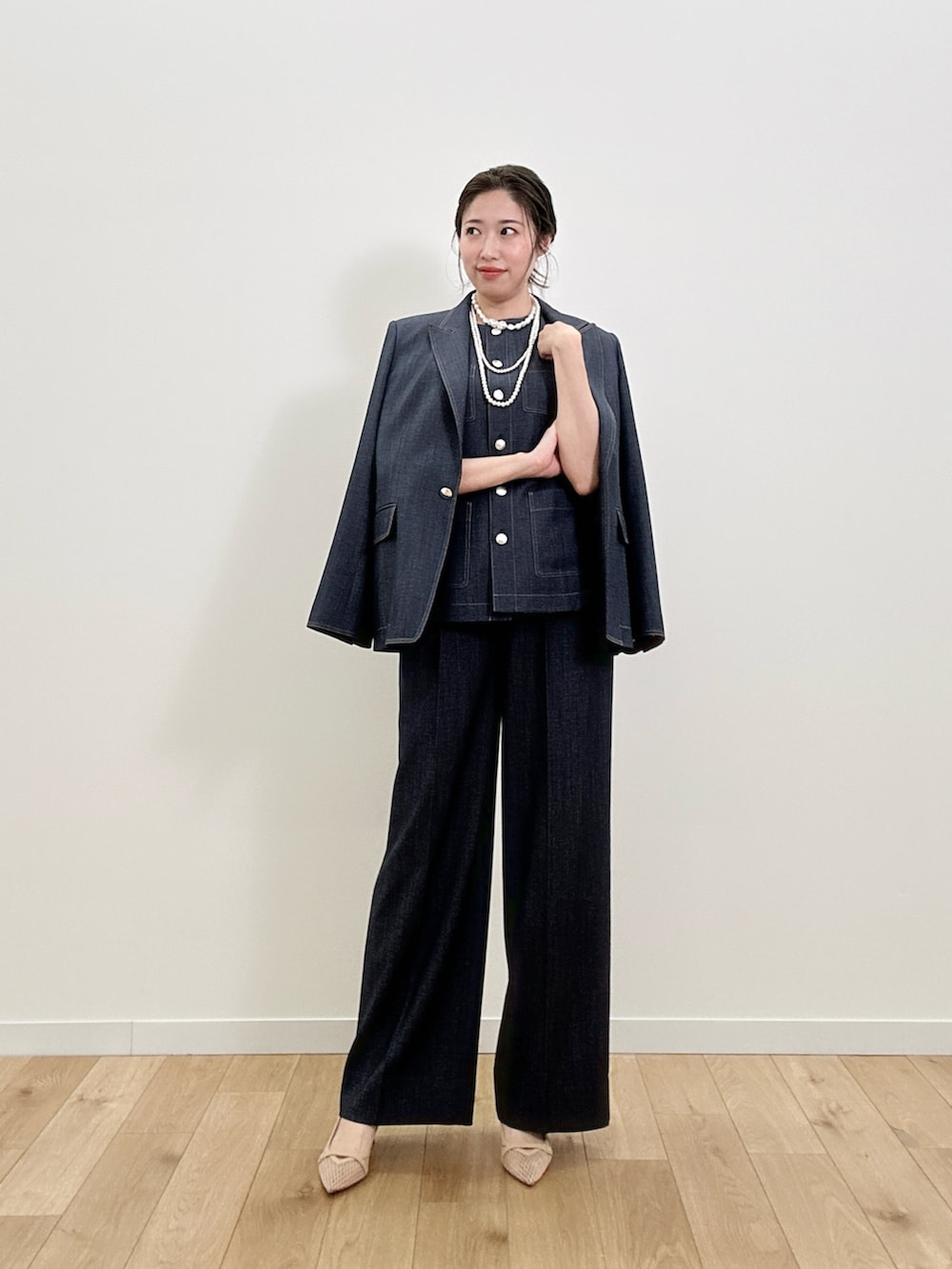 「オトナカジュアル、パンツコーデ、春先取り、デニムオンデニム、セットアップ、ジレ、アナイ(ANAYI)」｜「ANAYIの【セットアップ対応商品】オックスストレッチポケットジレ（その他アウター、ブルー系）」を使った、Takahashi.mさん（骨格ストレート・レディース・168cm）の冬コーディネートの7枚目の写真