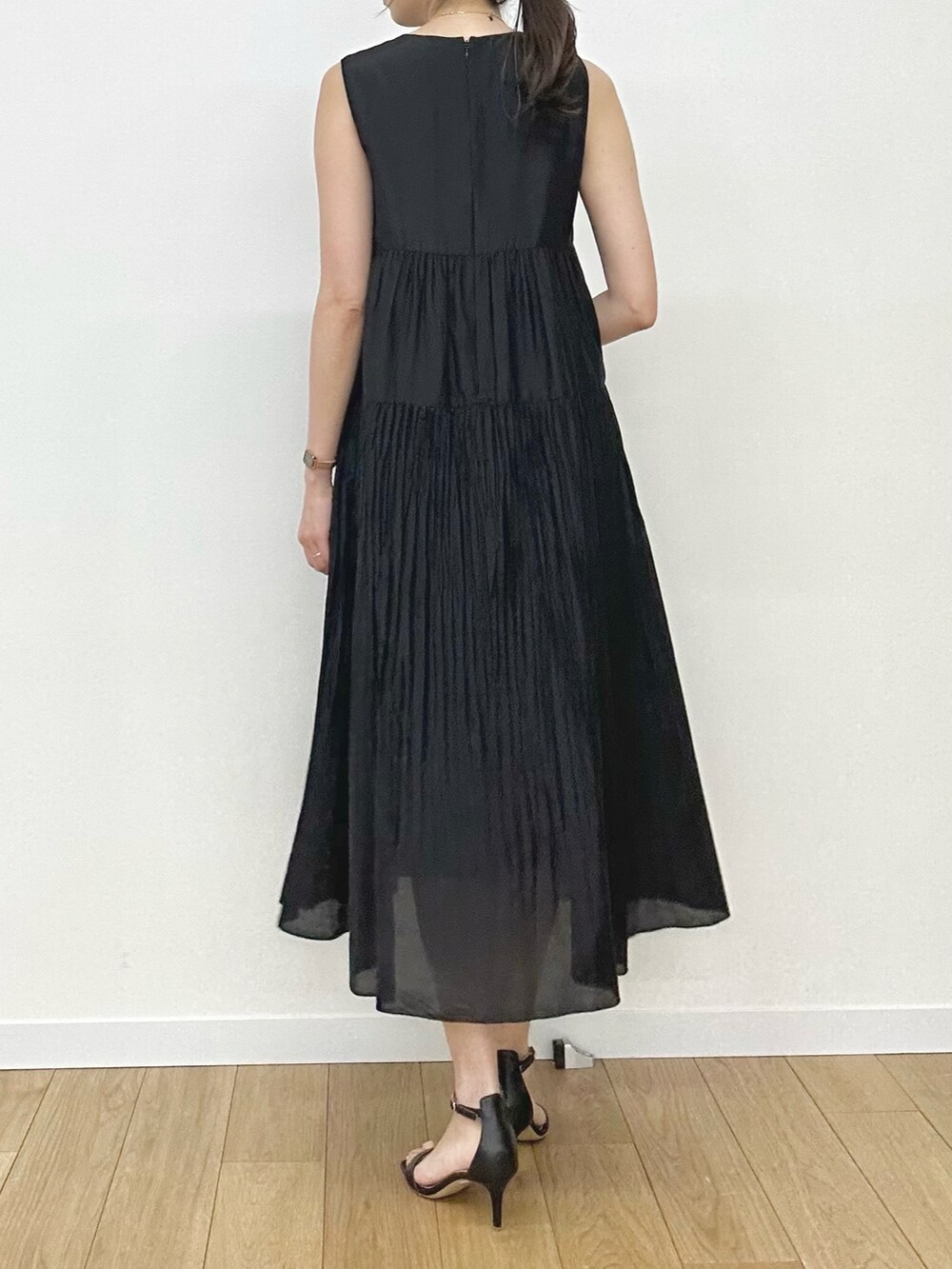 「モノトーン、春夏コーデ、ブラック、ジレ、ワンピース、おでかけコーデ、高身長コーデ、骨格ストレート」｜「ANAYIのハートモチーフネックレス（ネックレス、ゴールド系）」を使った、Takahashi.mさん（レディース・168cm）の春コーディネートの5枚目の写真