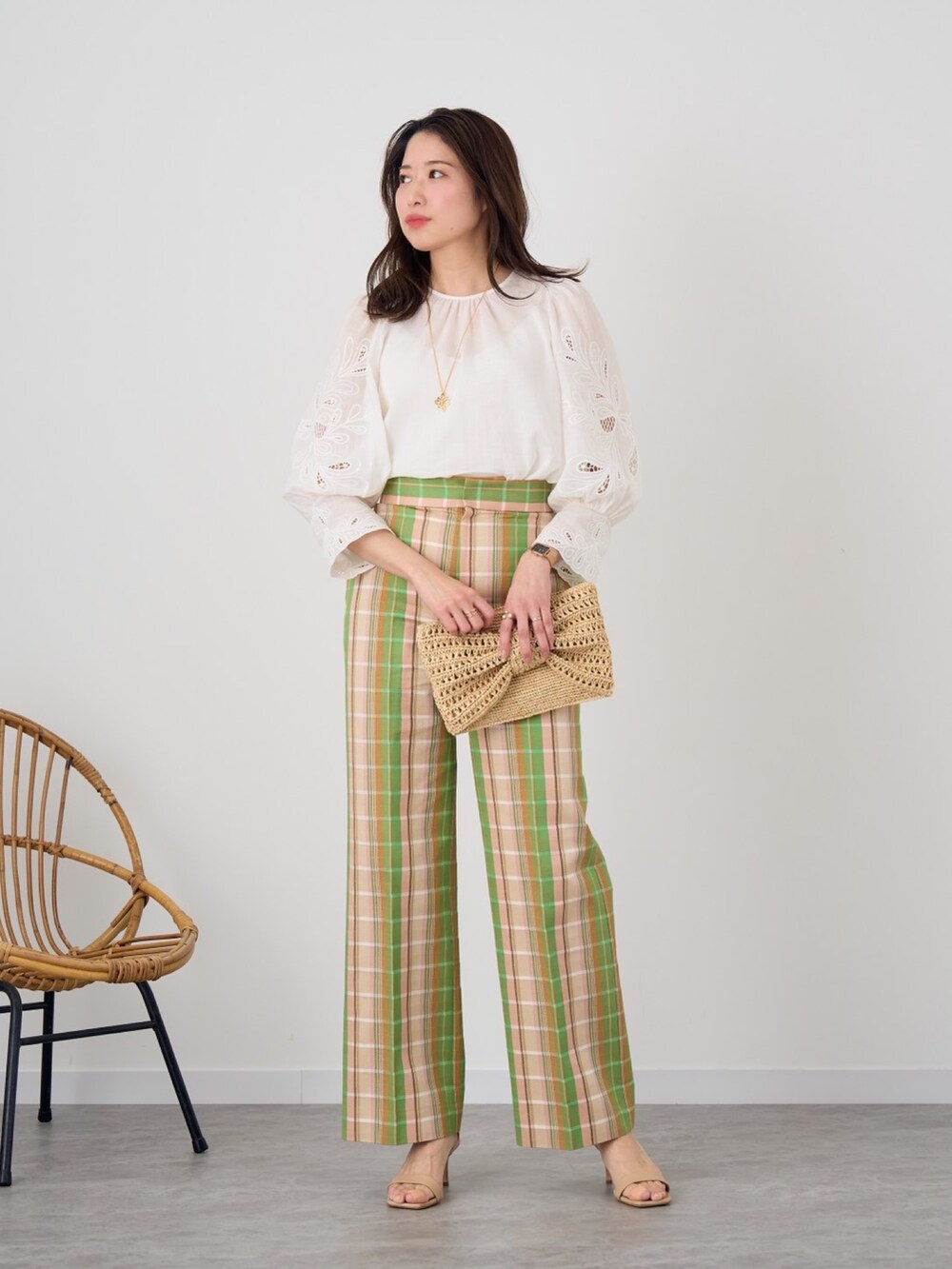 「エレカジ、大人カジュアル、綺麗めコーデ、刺繍ブラウス、チェックパンツ、高身長女子、骨格ストレート」｜「ANAYIのラミーコットンローン袖刺繍ブラウス（シャツ/ブラウス、ホワイト系）」を使った、Takahashi.mさん（レディース・168cm）の春コーディネートの4枚目の写真