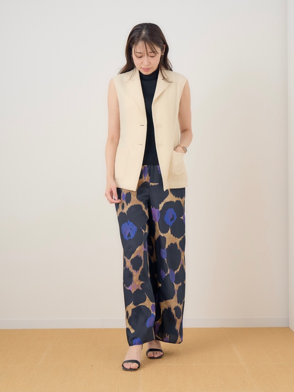 「お出かけコーデ日記、休日コーデ、サンダルコーデ、おしゃれさんと繋がりたい、パンツコーデ、大人女子、柄パンツ、ジレ、おでかけコーデ、ANAYI、高身長女子、骨格ストレート」｜「ANAYIのアセテートポリエステルノースリーブプルオーバー（ニット/セーター、ブラック系）」を使った、Takahashi.mさん（レディース・168cm）の春コーディネートの4枚目の写真