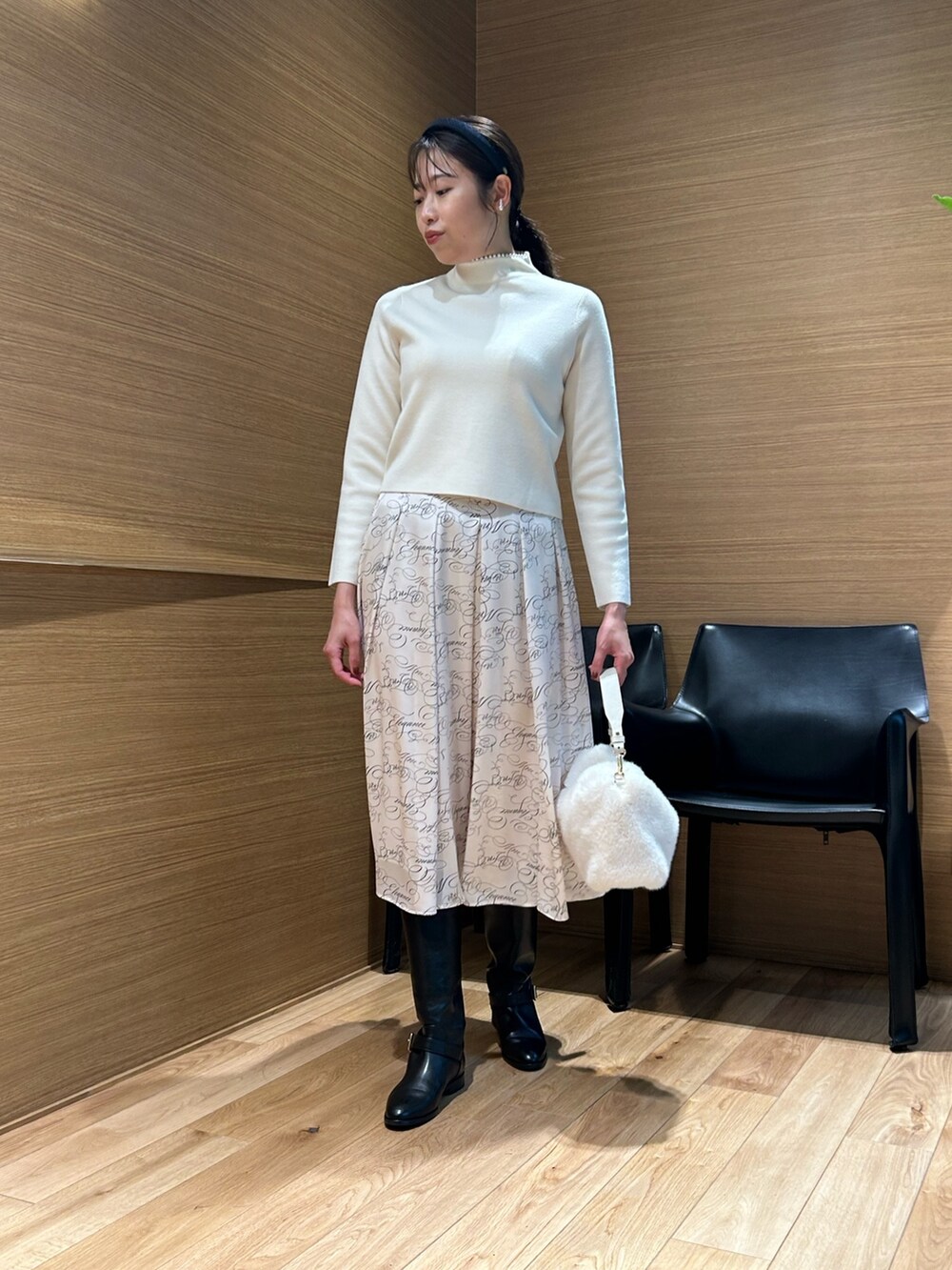 「ANAYI、アナイ(ANAYI)、ニット、パール付きトップス、スカート、ワントーンコーデ、ホワイトコーデ、ファー小物、カチューシャ、キレイめ、大人コーデ、デート、骨格ストレート、高身長女子」｜「ANAYIのカリグラフィープリントタックフレア スカート（スカート、ホワイト系）」を使った、Takahashi.mさん（レディース・168cm）の秋コーディネートの8枚目の写真