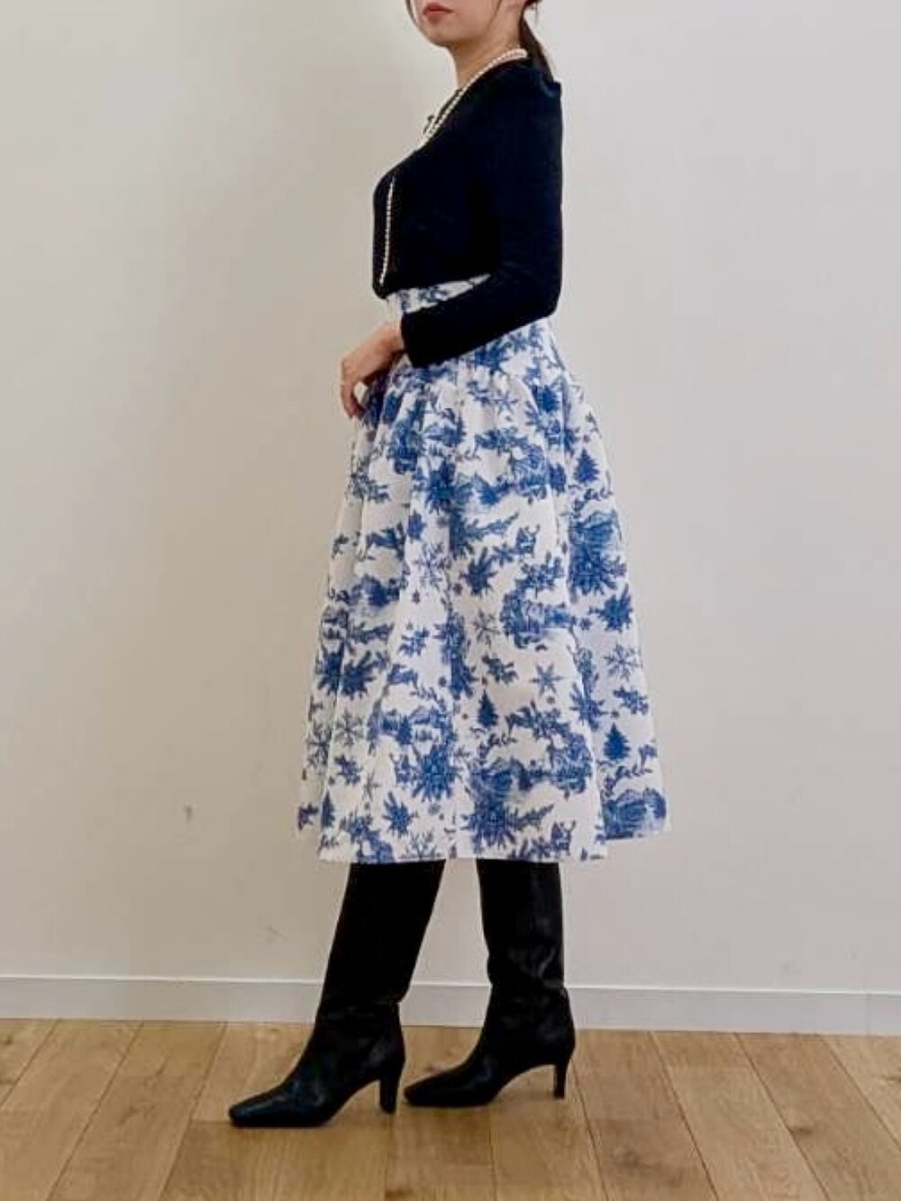 「holiday、ラメ、アナイ(ANAYI)、大人女子、お出かけコーデ、オトナカワイイ、クリスマスに着たい服、女子会コーデ、高身長女子、骨格ストレート、ブルベ冬」｜「ANAYIのシャイニージャージークルー プルオーバー（Tシャツ/カットソー、ブルー系）」を使った、Takahashi.mさん（レディース・168cm）の秋コーディネートの3枚目の写真