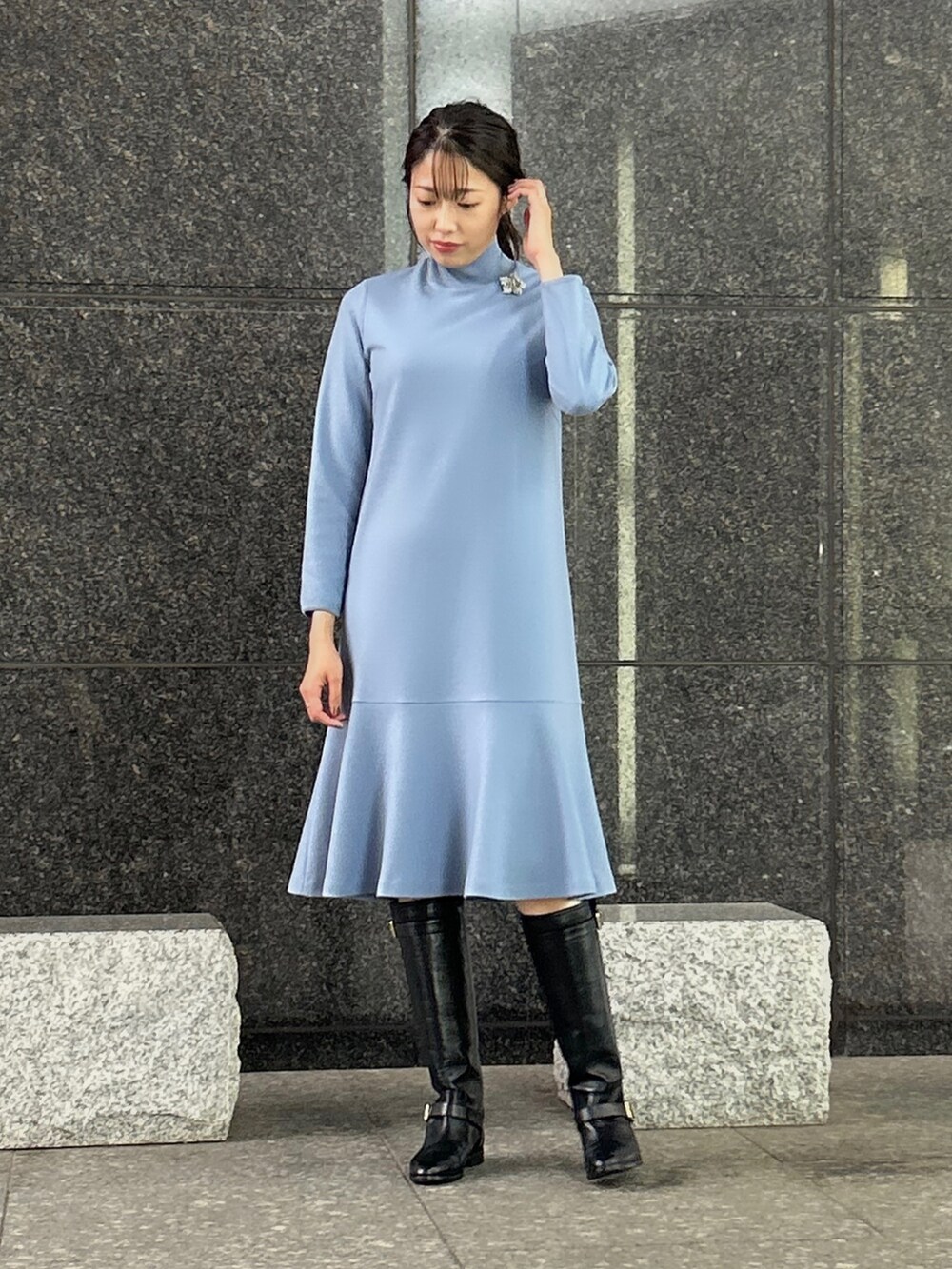 「ANAYI、アナイ(ANAYI)、ワンピース、秋のコーデ、お出かけコーデ、キレイめ、大人女子、デート、ブローチ、骨格ストレート、高身長女子」｜「ANAYIのウールジャージーヘムフレア ワンピース（ワンピース、ブルー系）」を使った、Takahashi.mさん（レディース・168cm）の秋コーディネートの2枚目の写真