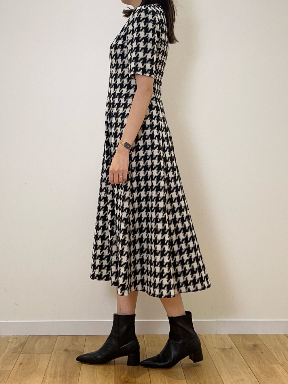 「ANAYI、アナイ(ANAYI)、千鳥柄、秋服準備はじめました、カーディガン、秋コーデ、大人かわいい、ワンピース、キレイめ、骨格ストレート、高身長女子」｜「ANAYIのストレッチジャガードフレア ワンピース（ワンピース、ブラック系）」を使った、Takahashi.mさん（レディース・168cm）の秋コーディネートの3枚目の写真