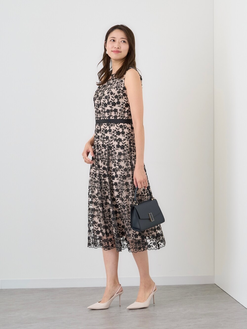 「ANAYI、アナイ(ANAYI)、オケージョン、セレモニー、エレガント、レース、結婚式、綺麗めコーデ、ワンピース、オトナ女子」｜「ANAYIのコンパクトストレッチショート ジャケット（テーラードジャケット、ホワイト系）」を使った、Takahashi.mさん（レディース・168cm）の秋コーディネートの4枚目の写真