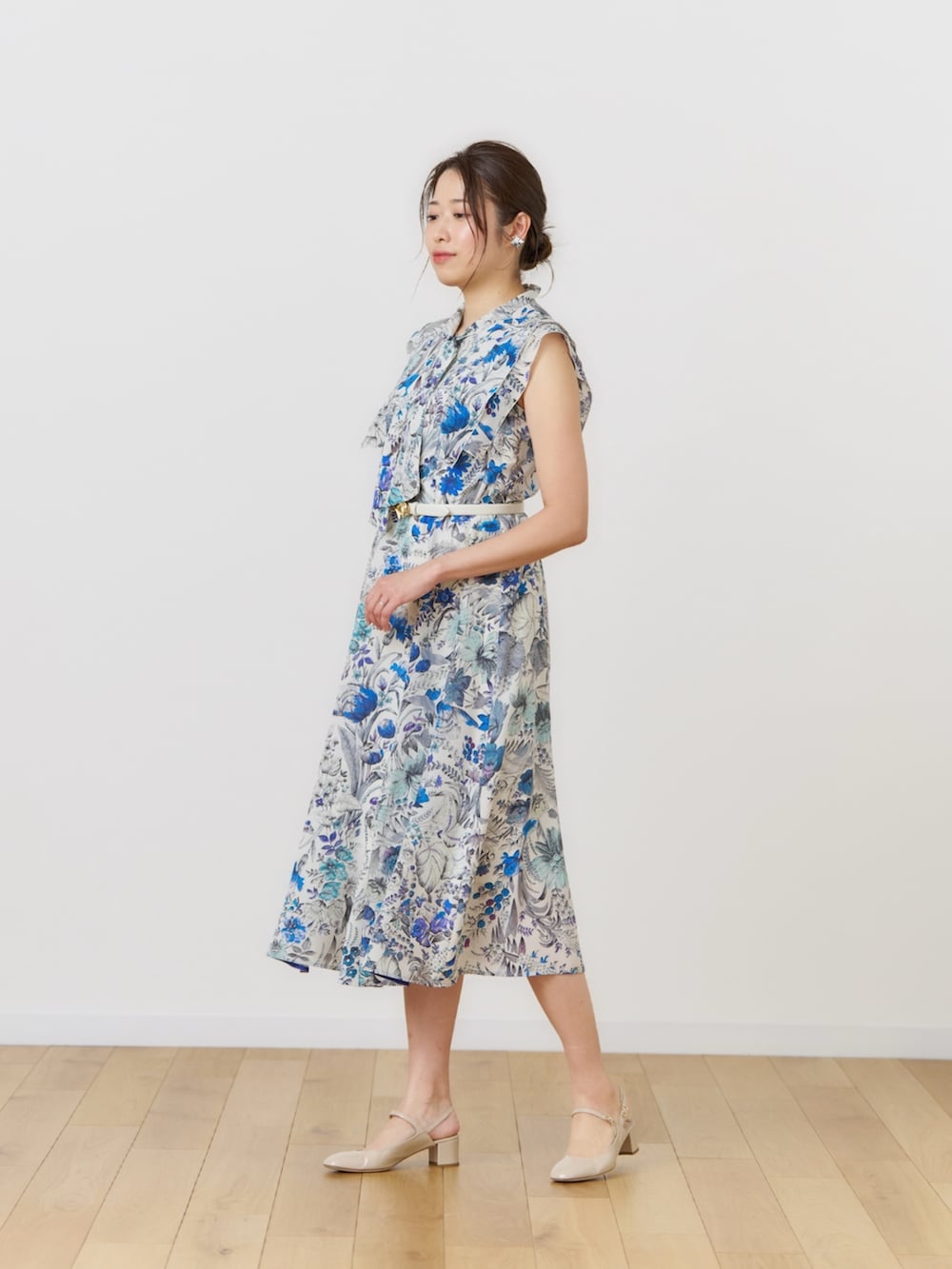 「ANAYI、アナイ(ANAYI)、ワンピース、プリントワンピース、お出かけコーデ、大人かわいい、エレガント、キレイめ、デートコーデ、オトナ女子、高身長女子、骨格ストレート」｜「ANAYIのモチーフバックルベルト（ベルト、ホワイト系）」を使った、Takahashi.mさん（レディース・168cm）の春コーディネートの2枚目の写真