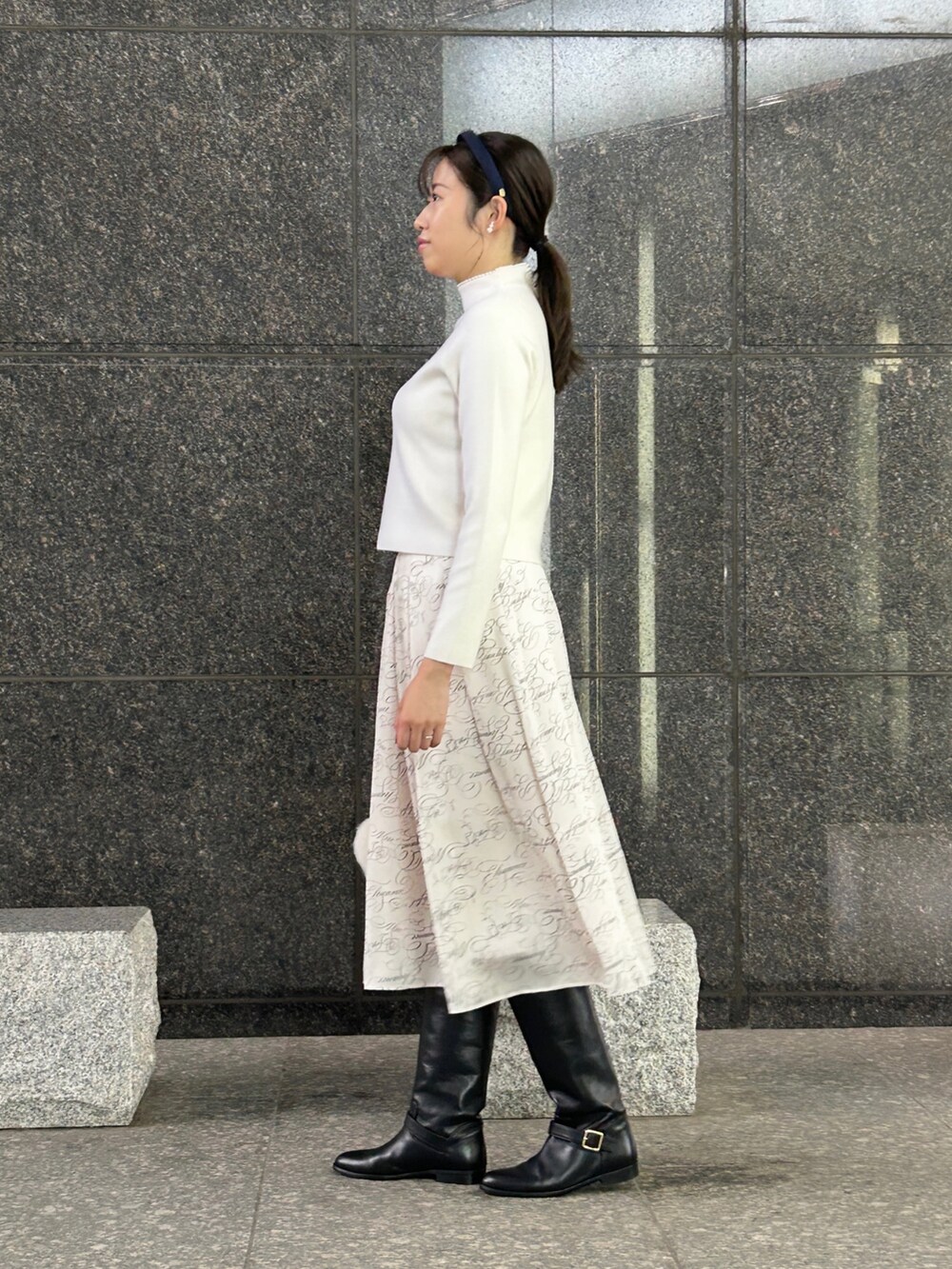 「ANAYI、アナイ(ANAYI)、ニット、パール付きトップス、スカート、ワントーンコーデ、ホワイトコーデ、ファー小物、カチューシャ、キレイめ、大人コーデ、デート、骨格ストレート、高身長女子」｜「ANAYIのカリグラフィープリントタックフレア スカート（スカート、ホワイト系）」を使った、Takahashi.mさん（レディース・168cm）の秋コーディネートの3枚目の写真