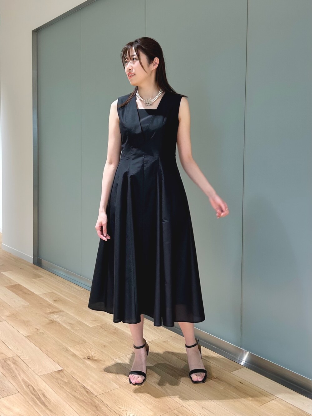 「オトナ女子、大人コーデ、ワンピーススタイル、ワンピース、ジャケットスタイル、ジャケット、モノトーンコーデ、オケージョン、結婚式、アナイ(ANAYI)、袖ボリューム、高身長女子、骨格ストレート」｜「ANAYIのコットンシルクＶネック ワンピース（ワンピース、ブラック系）」を使った、Takahashi.mさん（レディース・168cm）の春コーディネートの3枚目の写真
