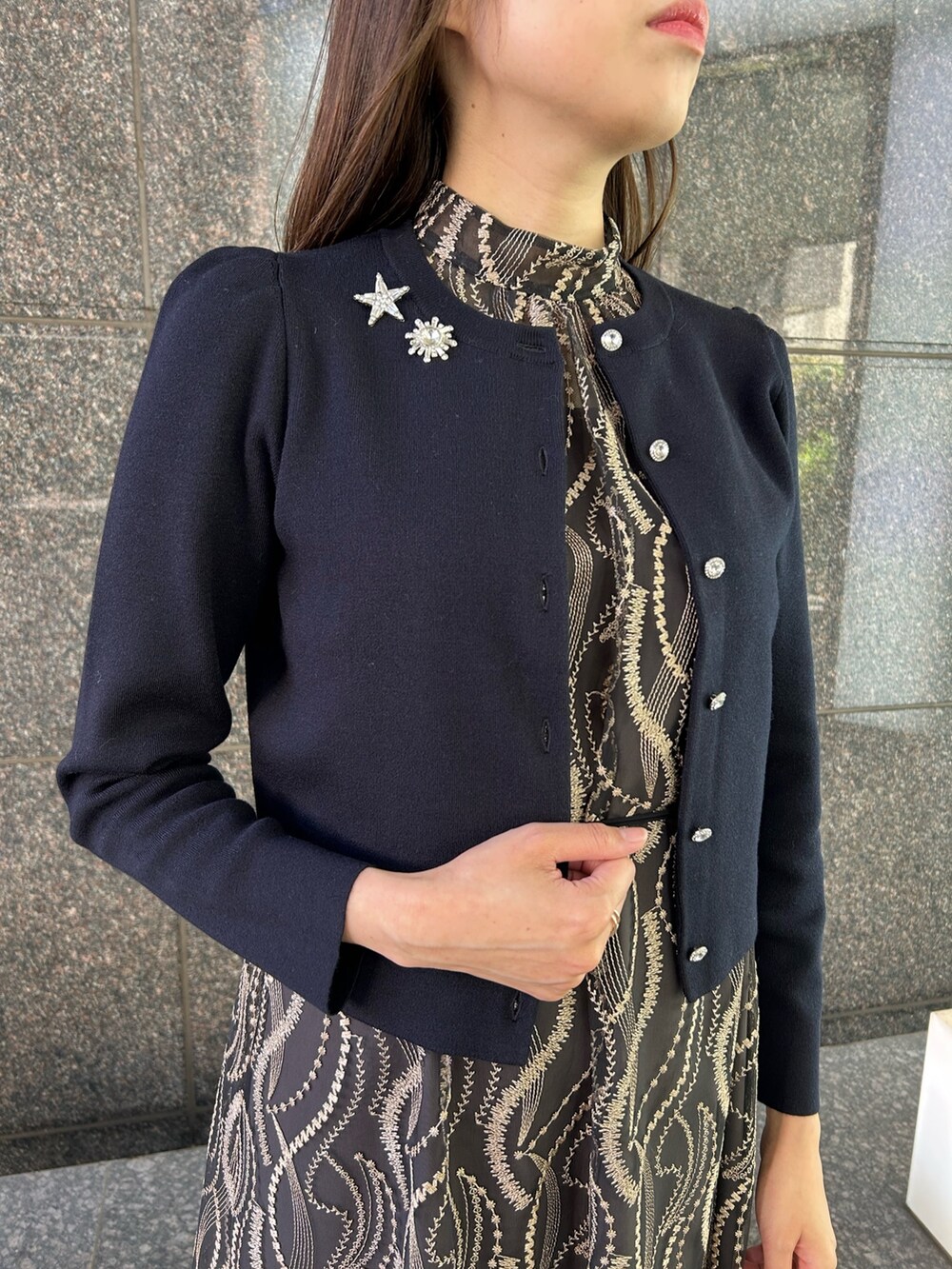 「ファッションを楽しもう、カーディガン、ワンピース、お出かけコーデ、ANAYI、アナイ(ANAYI)、キレイめ、刺繍、チュール、オケージョン、結婚式、デート、フォーマル、骨格ストレート、高身長女子」｜「ANAYIのメリノウールビジュー カーディガン（カーディガン/ボレロ、ブルー系）」を使った、Takahashi.mさん（レディース・168cm）の秋コーディネートの7枚目の写真