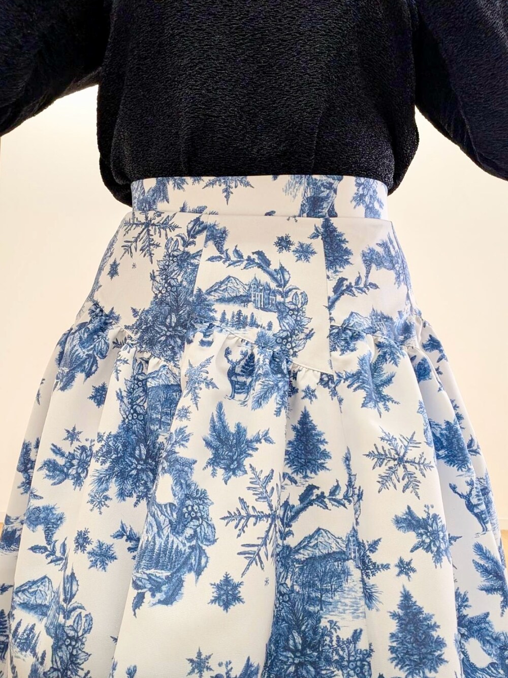 「holiday、ラメ、アナイ(ANAYI)、大人女子、お出かけコーデ、オトナカワイイ、クリスマスに着たい服、女子会コーデ、高身長女子、骨格ストレート、ブルベ冬」｜「ANAYIのシャイニージャージークルー プルオーバー（Tシャツ/カットソー、ブルー系）」を使った、Takahashi.mさん（レディース・168cm）の秋コーディネートの6枚目の写真