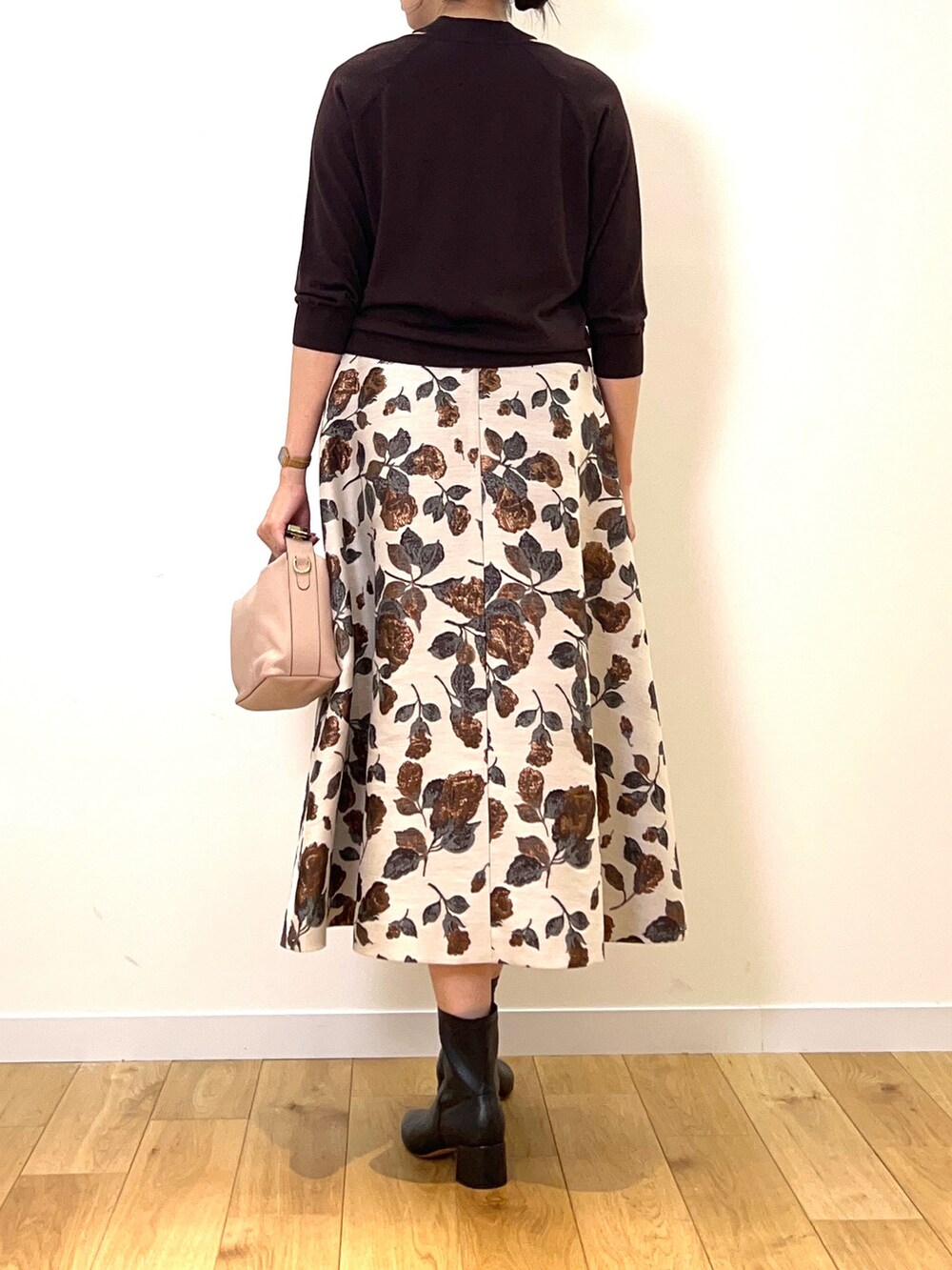 「ANAYI、アナイ(ANAYI)、きれいめコーディネート、ブラウン、秋服準備はじめました、おでかけコーデ、スリットニット、スカート、大人女子、骨格ストレート、高身長女子」｜「ANAYIのウールシルクショルダースリット プルオーバー（ニット/セーター、ブラウン系）」を使った、Takahashi.mさん（レディース・168cm）の秋コーディネートの3枚目の写真