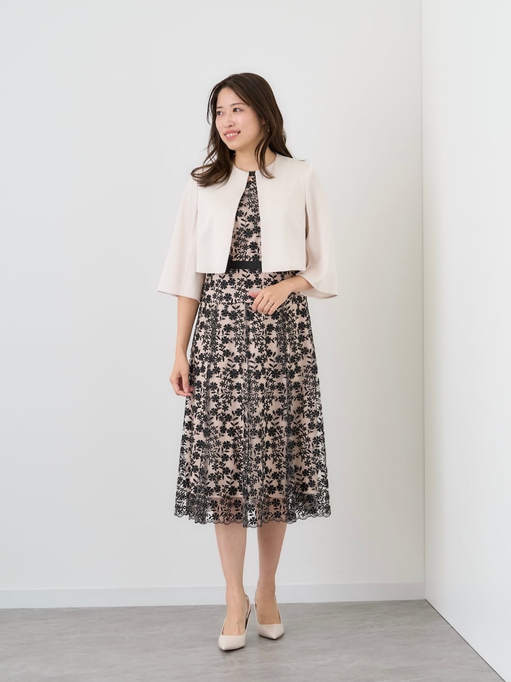 「ANAYI、アナイ(ANAYI)、エレガント、オケージョン、セレモニー、結婚式、ファッションを楽しもう、レースワンピース、オトナ女子、ワンピース」｜「ANAYIのリトルフラワーチュールフレア ワンピース（ワンピース、ベージュ系）」を使った、Takahashi.mさん（レディース・168cm）の秋コーディネートの9枚目の写真
