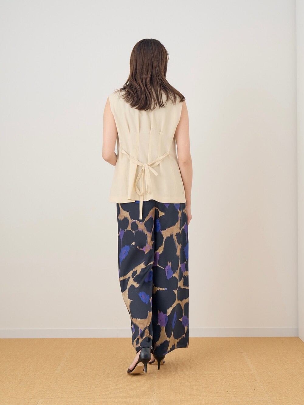 「お出かけコーデ日記、休日コーデ、サンダルコーデ、おしゃれさんと繋がりたい、パンツコーデ、大人女子、柄パンツ、ジレ、おでかけコーデ、ANAYI、高身長女子、骨格ストレート」｜「ANAYIのアセテートポリエステルノースリーブプルオーバー（ニット/セーター、ブラック系）」を使った、Takahashi.mさん（レディース・168cm）の春コーディネートの3枚目の写真