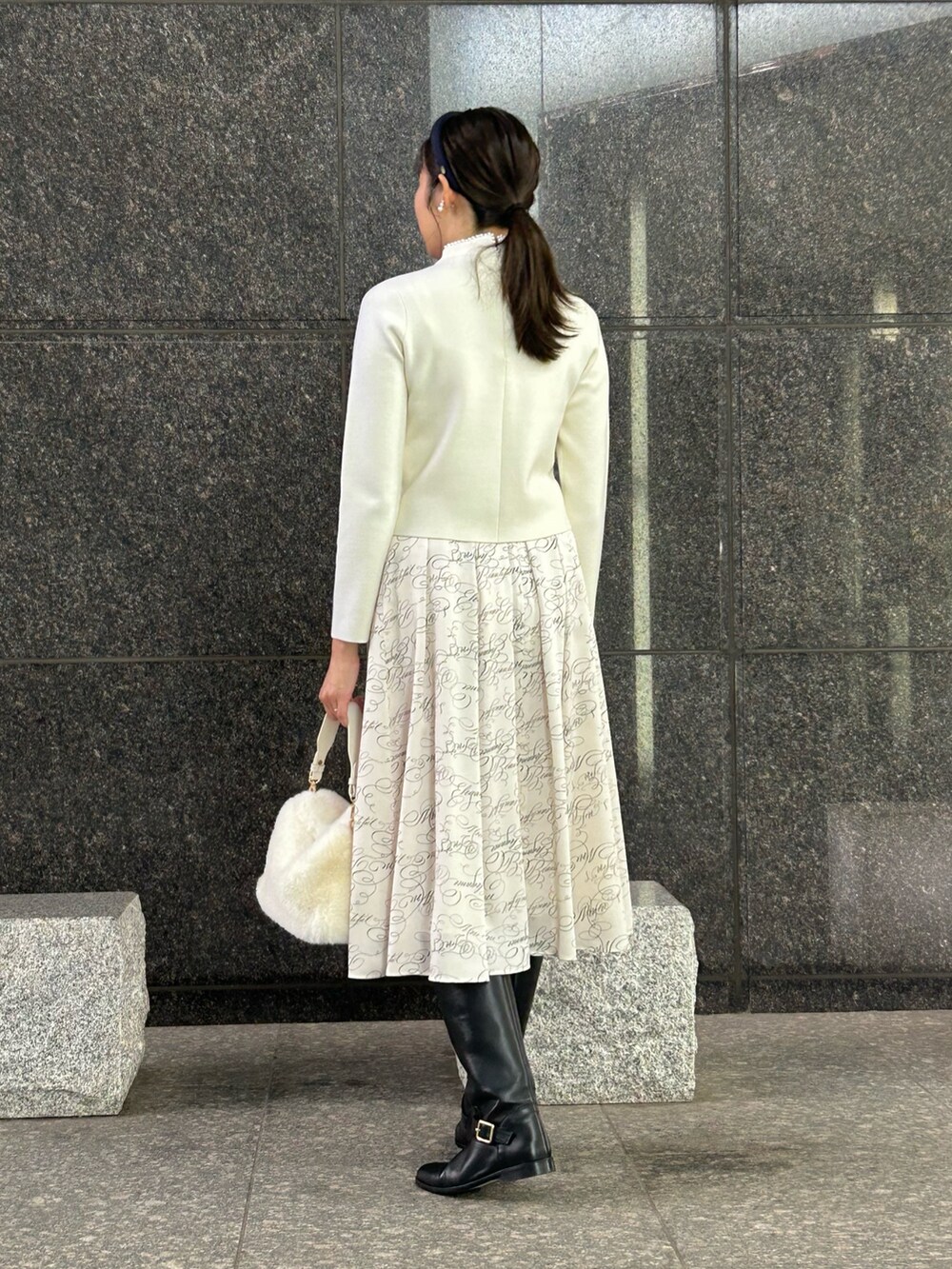 「ANAYI、アナイ(ANAYI)、ニット、パール付きトップス、スカート、ワントーンコーデ、ホワイトコーデ、ファー小物、カチューシャ、キレイめ、大人コーデ、デート、骨格ストレート、高身長女子」｜「ANAYIのカリグラフィープリントタックフレア スカート（スカート、ホワイト系）」を使った、Takahashi.mさん（レディース・168cm）の秋コーディネートの4枚目の写真