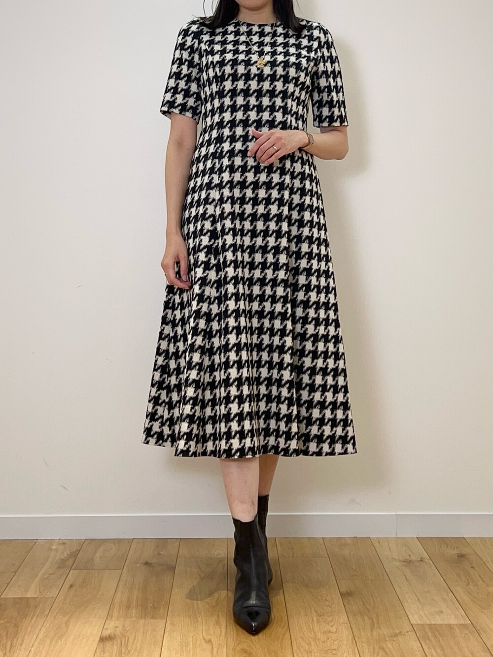 「ANAYI、アナイ(ANAYI)、千鳥柄、秋服準備はじめました、カーディガン、秋コーデ、大人かわいい、ワンピース、キレイめ、骨格ストレート、高身長女子」｜「ANAYIのストレッチジャガードフレア ワンピース（ワンピース、ブラック系）」を使った、Takahashi.mさん（レディース・168cm）の秋コーディネートの2枚目の写真