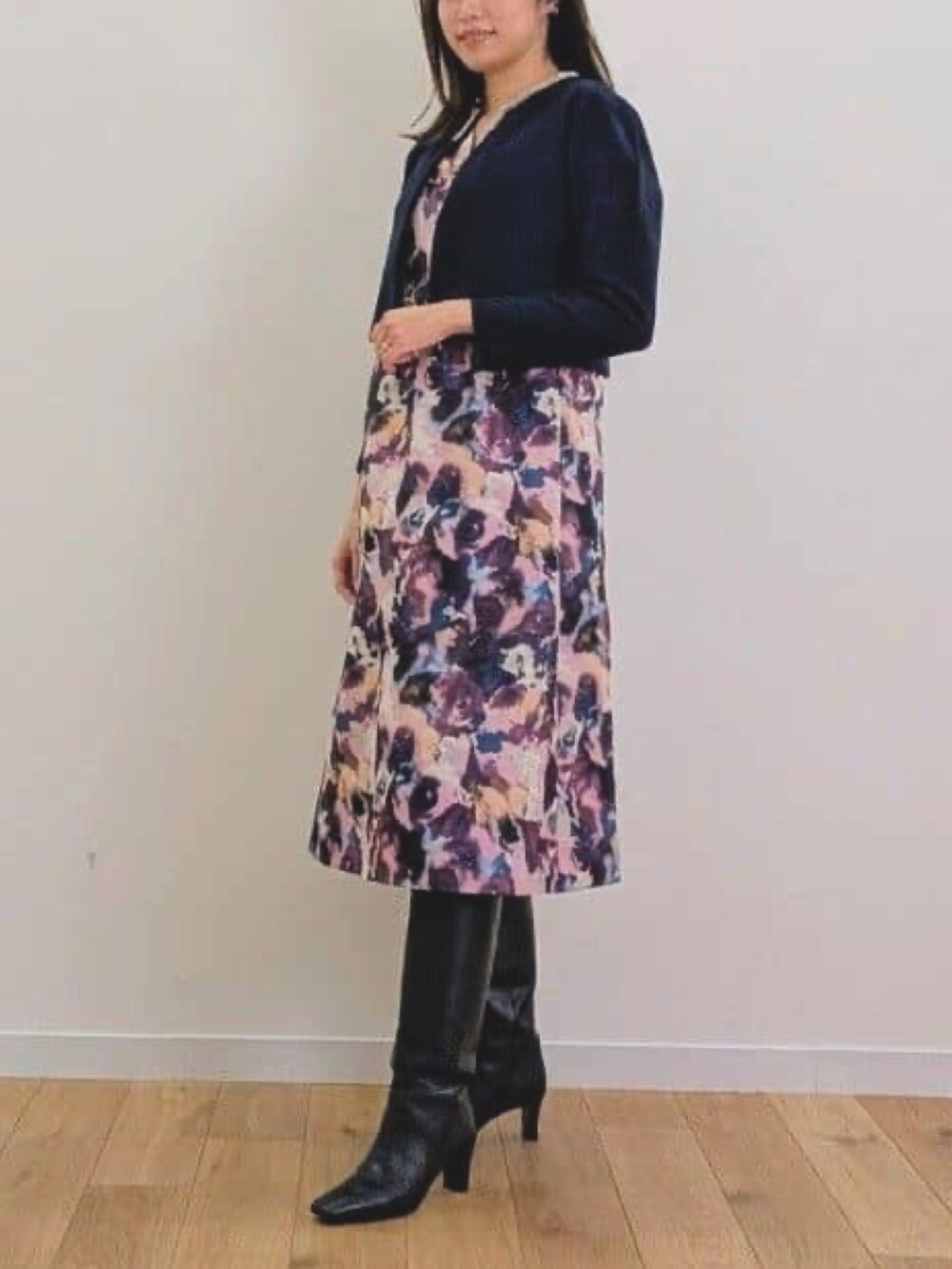 「アナイ(ANAYI)、日常に魔法を、オトナカワイイ、お出かけコーデ、ワンピース、大人女子、キレイめ、デートコーデ、オケージョン、高身長女子、骨格ストレート、ブルベ冬」｜「ANAYIのオーロラジャガードＶネック ワンピース（ワンピース、パープル系）」を使った、Takahashi.mさん（レディース・168cm）の秋コーディネートの3枚目の写真