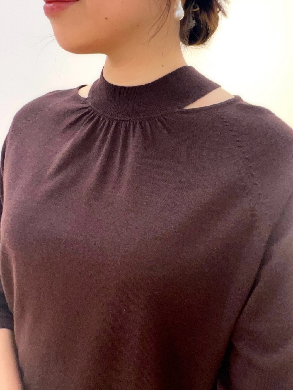 「ANAYI、アナイ(ANAYI)、きれいめコーディネート、ブラウン、秋服準備はじめました、おでかけコーデ、スリットニット、スカート、大人女子、骨格ストレート、高身長女子」｜「ANAYIのウールシルクショルダースリット プルオーバー（ニット/セーター、ブラウン系）」を使った、Takahashi.mさん（レディース・168cm）の秋コーディネートの4枚目の写真