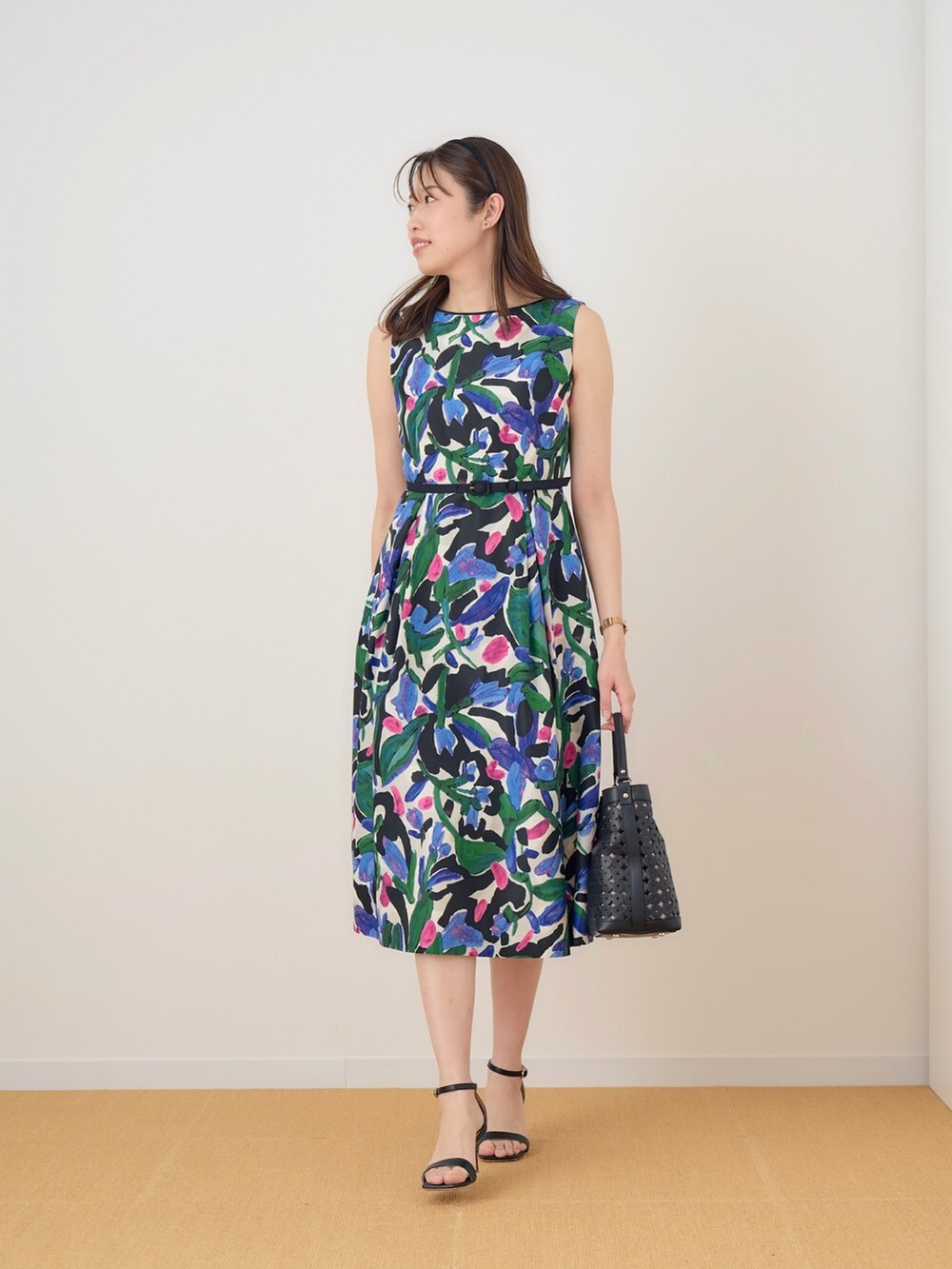 「お出かけコーデ日記、ANAYI、休日コーデ、大人かわいい、夏コーデ、サンダルコーデ、ワンピースコーデ、大人女子、おでかけコーデ、柄ワンピース、キレイめ、カーディガン、高身長女子、骨格ストレート」｜「ANAYIのアセテートポリエステルVネック カーディガン　＜手洗い可＞（カーディガン/ボレロ、ブラック系）」を使った、Takahashi.mさん（レディース・168cm）の春コーディネートの4枚目の写真