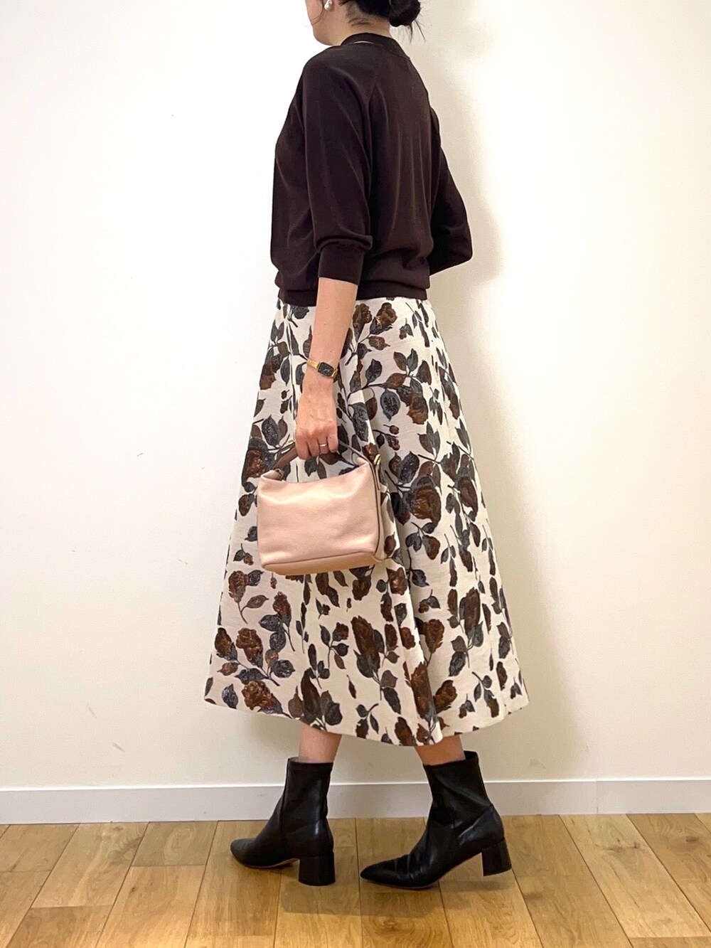 「ANAYI、アナイ(ANAYI)、きれいめコーディネート、ブラウン、秋服準備はじめました、おでかけコーデ、スリットニット、スカート、大人女子、骨格ストレート、高身長女子」｜「ANAYIのウールシルクショルダースリット プルオーバー（ニット/セーター、ブラウン系）」を使った、Takahashi.mさん（レディース・168cm）の秋コーディネートの2枚目の写真