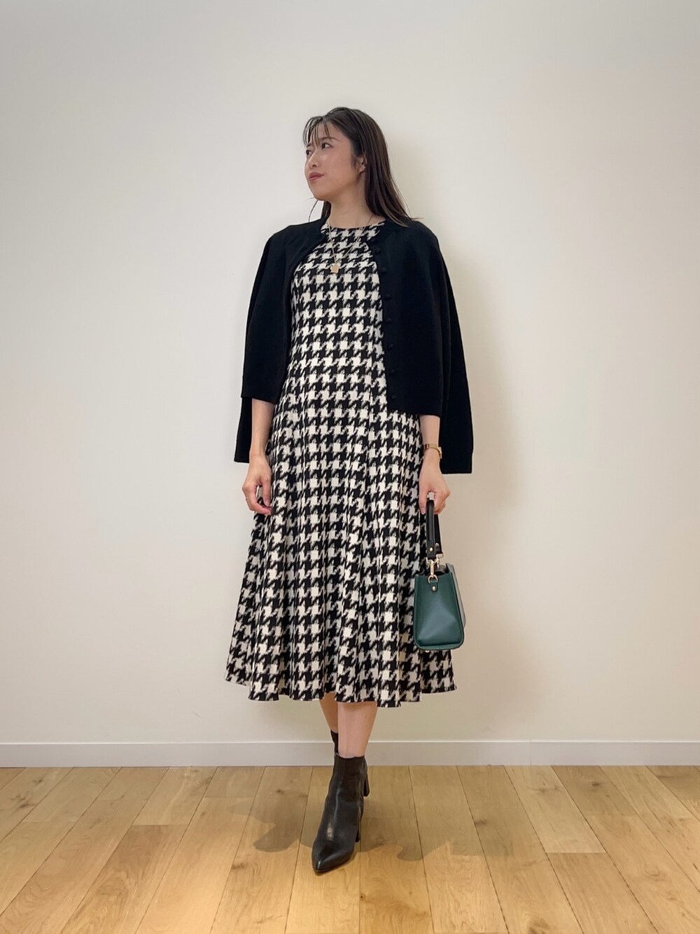 「ANAYI、アナイ(ANAYI)、千鳥柄、秋服準備はじめました、カーディガン、秋コーデ、大人かわいい、ワンピース、キレイめ、骨格ストレート、高身長女子」｜「ANAYIのストレッチジャガードフレア ワンピース（ワンピース、ブラック系）」を使った、Takahashi.mさん（レディース・168cm）の秋コーディネートの6枚目の写真