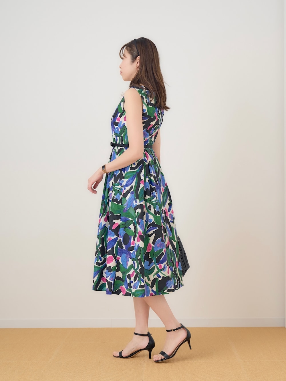 「お出かけコーデ日記、ANAYI、休日コーデ、大人かわいい、夏コーデ、サンダルコーデ、ワンピースコーデ、大人女子、おでかけコーデ、柄ワンピース、キレイめ、カーディガン、高身長女子、骨格ストレート」｜「ANAYIのアセテートポリエステルVネック カーディガン　＜手洗い可＞（カーディガン/ボレロ、ブラック系）」を使った、Takahashi.mさん（レディース・168cm）の春コーディネートの5枚目の写真