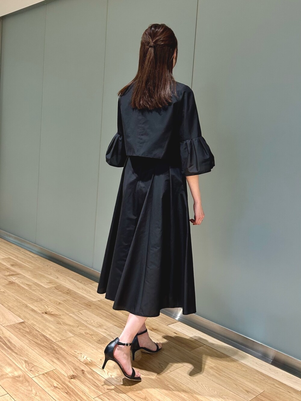 「オトナ女子、大人コーデ、ワンピーススタイル、ワンピース、ジャケットスタイル、ジャケット、モノトーンコーデ、オケージョン、結婚式、アナイ(ANAYI)、袖ボリューム、高身長女子、骨格ストレート」｜「ANAYIのコットンシルクＶネック ワンピース（ワンピース、ブラック系）」を使った、Takahashi.mさん（レディース・168cm）の春コーディネートの2枚目の写真