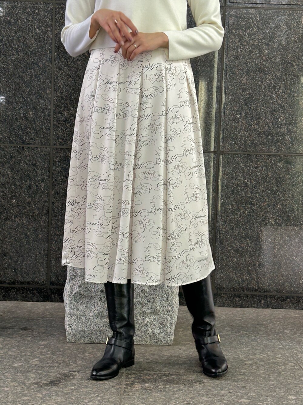 「ANAYI、アナイ(ANAYI)、ニット、パール付きトップス、スカート、ワントーンコーデ、ホワイトコーデ、ファー小物、カチューシャ、キレイめ、大人コーデ、デート、骨格ストレート、高身長女子」｜「ANAYIのカリグラフィープリントタックフレア スカート（スカート、ホワイト系）」を使った、Takahashi.mさん（レディース・168cm）の秋コーディネートの5枚目の写真