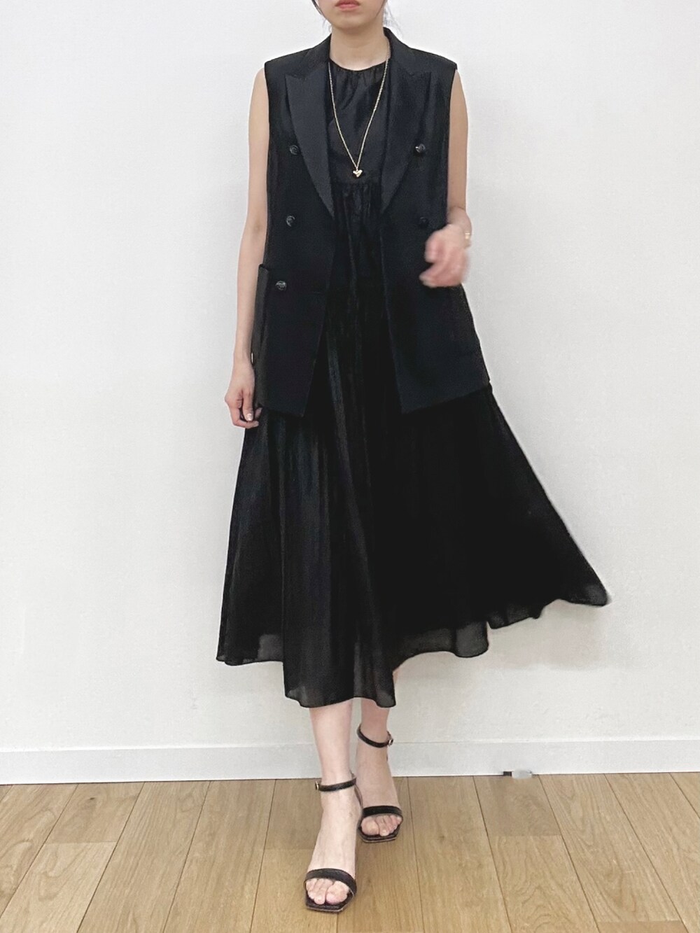 「モノトーン、春夏コーデ、ブラック、ジレ、ワンピース、おでかけコーデ、高身長コーデ、骨格ストレート」｜「ANAYIのハートモチーフネックレス（ネックレス、ゴールド系）」を使った、Takahashi.mさん（レディース・168cm）の春コーディネートの2枚目の写真