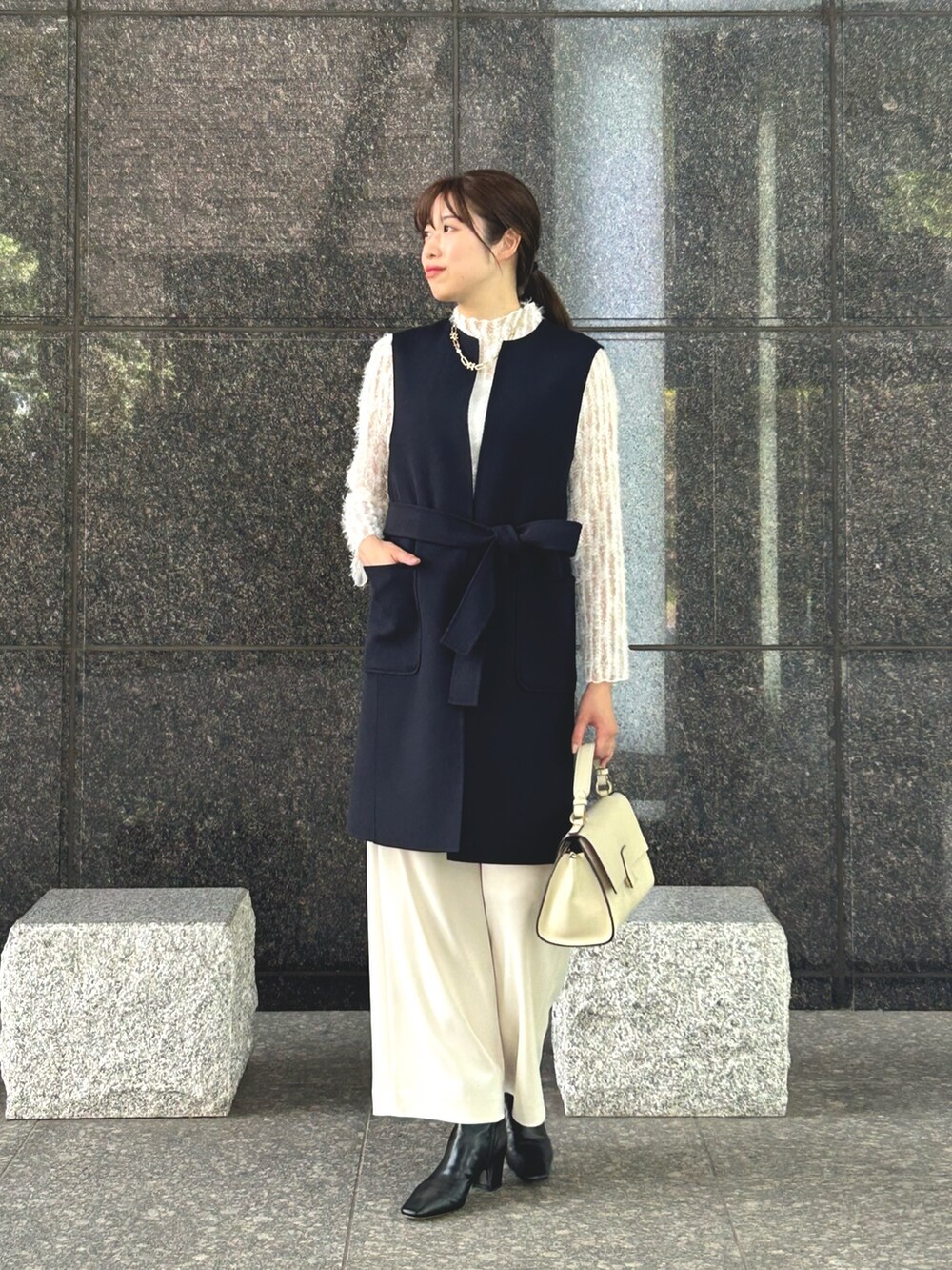 「休日スタイル、秋先取りコーデ、パンツスタイル、お洒落さんとつながりたい、ootd、オトナカジュアル、大人コーデ、きれいめコーディネート、ANAYI、アナイ(ANAYI)、ジレ、シアートップス、高身長女子、骨格ストレート」｜「ANAYIのカルゼリバーベルトクルージレ（その他アウター、ブルー系）」を使った、Takahashi.mさん（レディース・168cm）の夏コーディネートの8枚目の写真