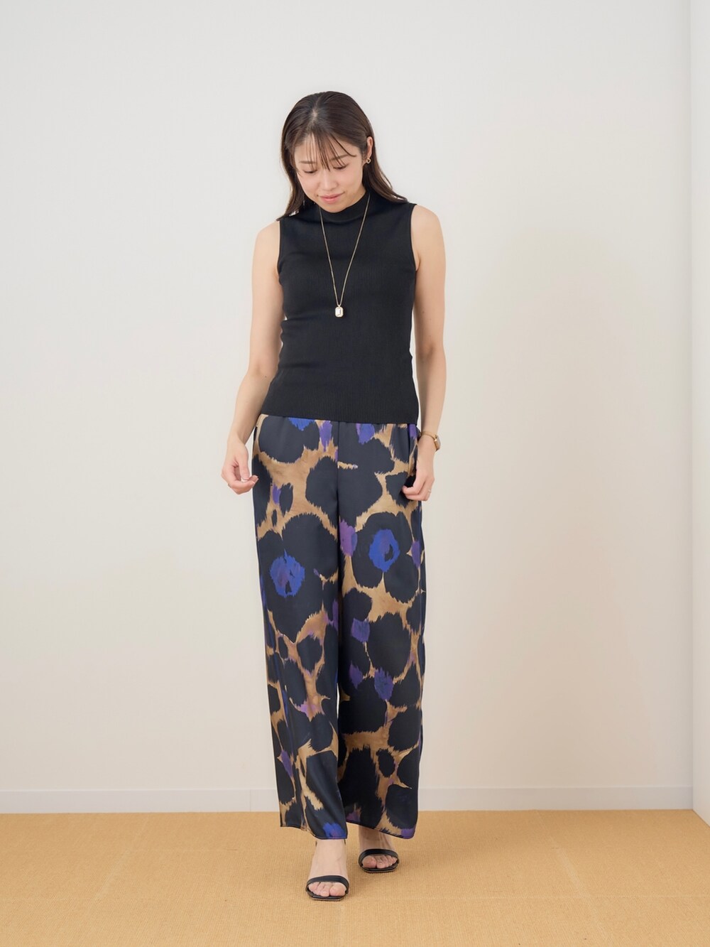 「お出かけコーデ日記、休日コーデ、サンダルコーデ、おしゃれさんと繋がりたい、パンツコーデ、大人女子、柄パンツ、ジレ、おでかけコーデ、ANAYI、高身長女子、骨格ストレート」｜「ANAYIのアセテートポリエステルノースリーブプルオーバー（ニット/セーター、ブラック系）」を使った、Takahashi.mさん（レディース・168cm）の春コーディネートの5枚目の写真