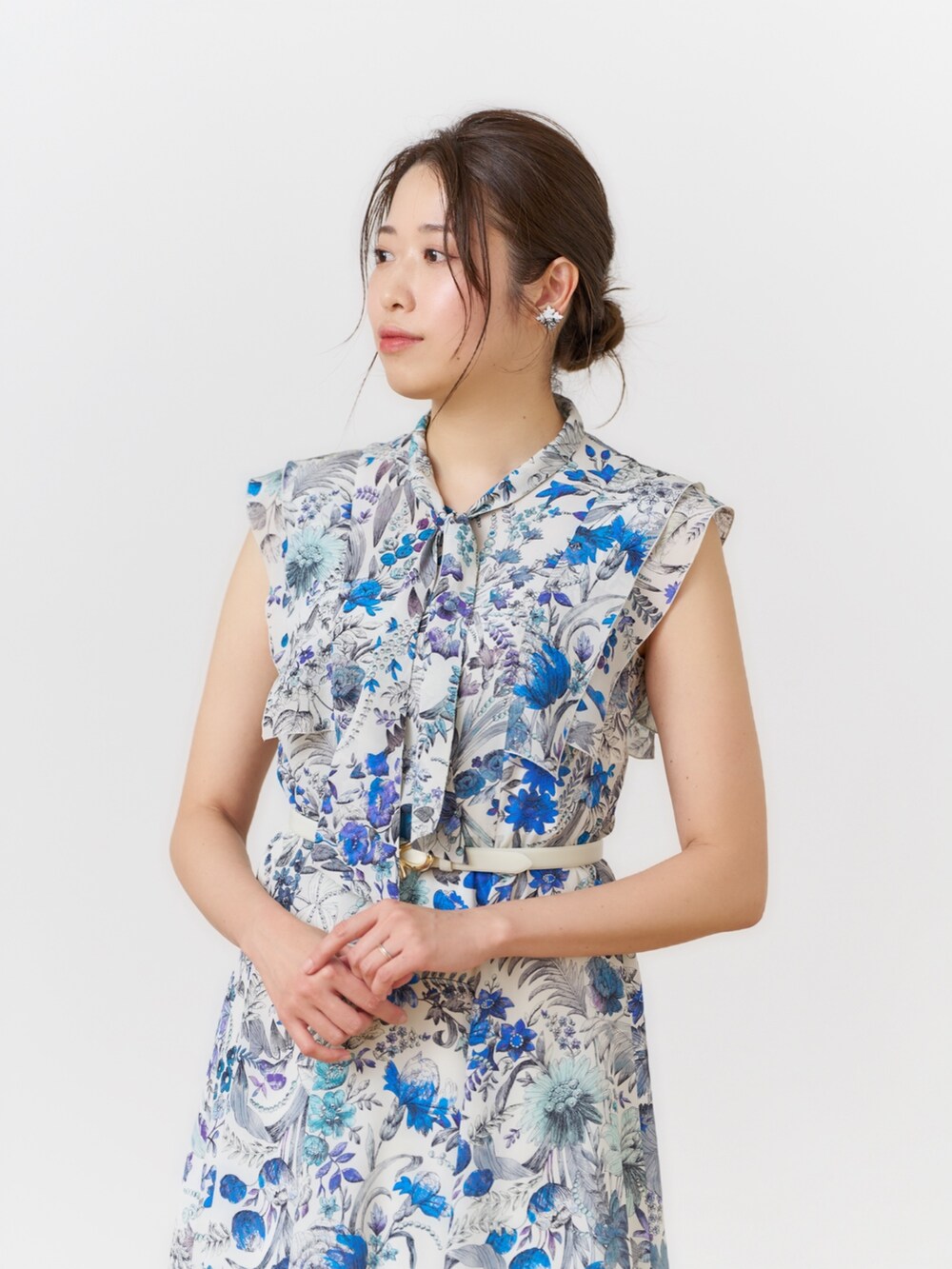 「ANAYI、アナイ(ANAYI)、ワンピース、プリントワンピース、お出かけコーデ、大人かわいい、エレガント、キレイめ、デートコーデ、オトナ女子、高身長女子、骨格ストレート」｜「ANAYIのモチーフバックルベルト（ベルト、ホワイト系）」を使った、Takahashi.mさん（レディース・168cm）の春コーディネートの5枚目の写真