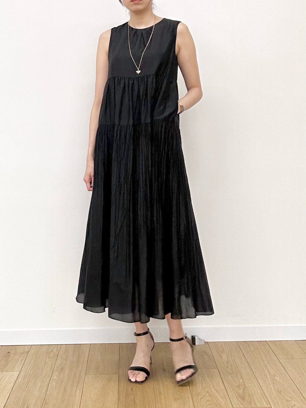 「モノトーン、春夏コーデ、ブラック、ジレ、ワンピース、おでかけコーデ、高身長コーデ、骨格ストレート」｜「ANAYIのハートモチーフネックレス（ネックレス、ゴールド系）」を使った、Takahashi.mさん（レディース・168cm）の春コーディネートの4枚目の写真