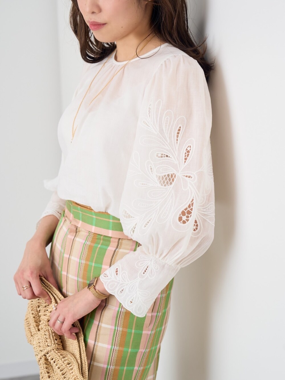 「エレカジ、大人カジュアル、綺麗めコーデ、刺繍ブラウス、チェックパンツ、高身長女子、骨格ストレート」｜「ANAYIのラミーコットンローン袖刺繍ブラウス（シャツ/ブラウス、ホワイト系）」を使った、Takahashi.mさん（レディース・168cm）の春コーディネートの5枚目の写真