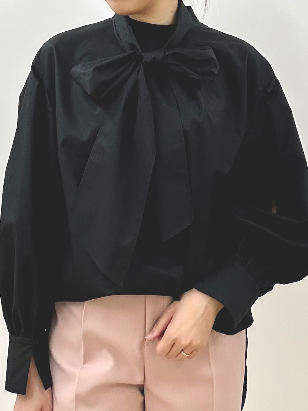 「ANAYI、アナイ(ANAYI)、パンツスタイル、秋先取りコーデ、大人コーデ、きれいめコーディネート、ボウタイブラウス、シャツスタイル、通勤コーデ、トレンド、オトナカジュアル、お洒落さんとつながりたい」｜「ANAYIのコンパクトツイルボウタイ ブラウス（シャツ/ブラウス、ブラック系）」を使った、Takahashi.mさん（レディース・168cm）の夏コーディネートの2枚目の写真