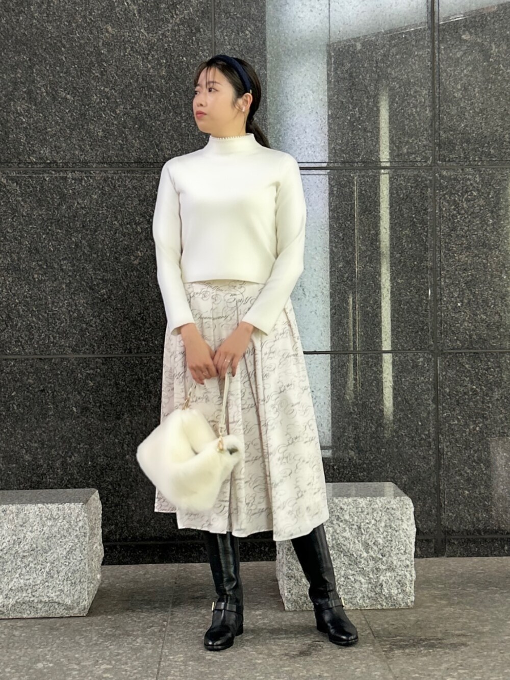 「ANAYI、アナイ(ANAYI)、ニット、パール付きトップス、スカート、ワントーンコーデ、ホワイトコーデ、ファー小物、カチューシャ、キレイめ、大人コーデ、デート、骨格ストレート、高身長女子」｜「ANAYIのカリグラフィープリントタックフレア スカート（スカート、ホワイト系）」を使った、Takahashi.mさん（レディース・168cm）の秋コーディネートの7枚目の写真