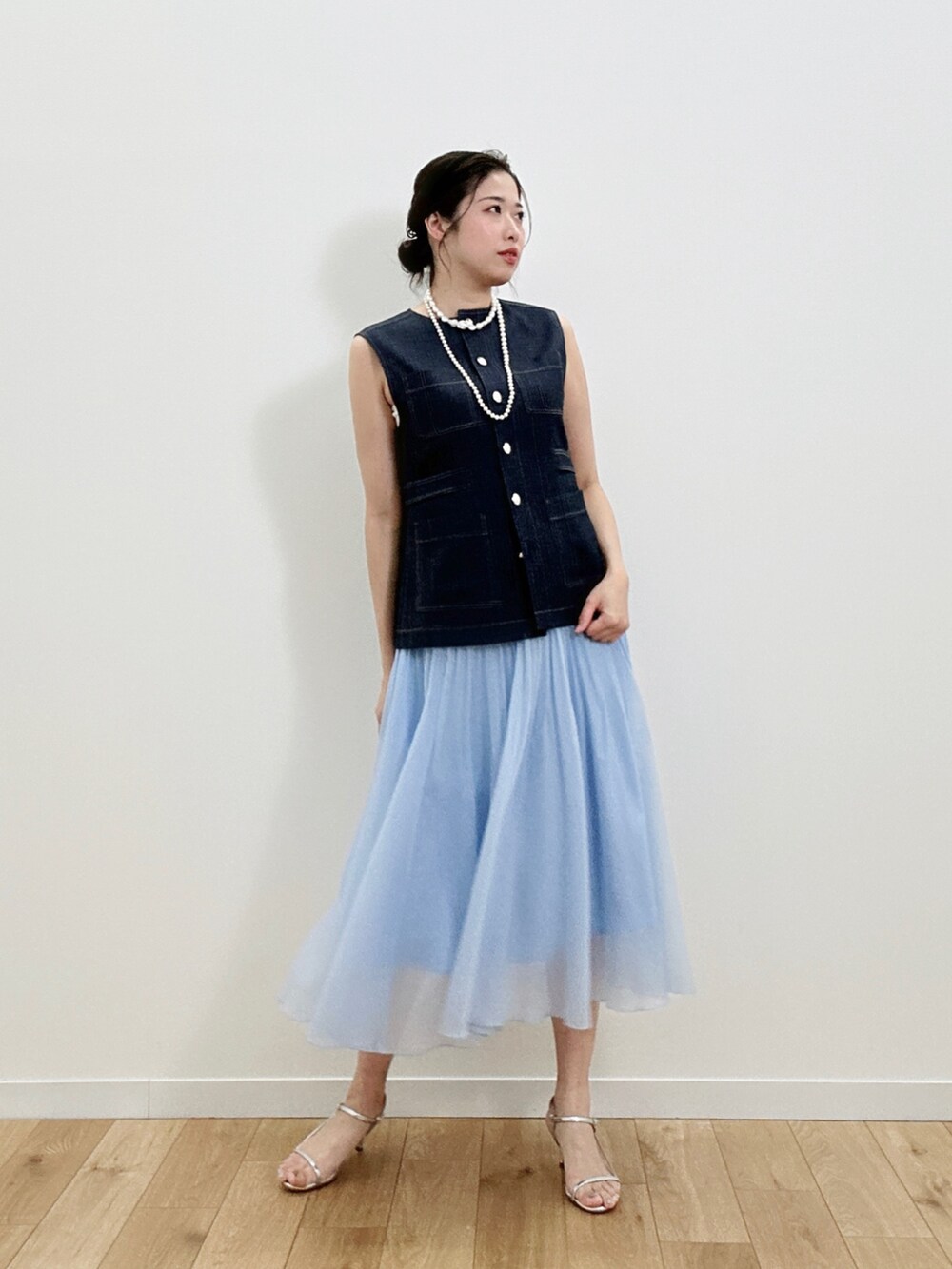 「オトナカジュアル、パンツコーデ、春先取り、デニムオンデニム、セットアップ、ジレ、アナイ(ANAYI)」｜「ANAYIの【セットアップ対応商品】オックスストレッチポケットジレ（その他アウター、ブルー系）」を使った、Takahashi.mさん（骨格ストレート・レディース・168cm）の冬コーディネートの8枚目の写真