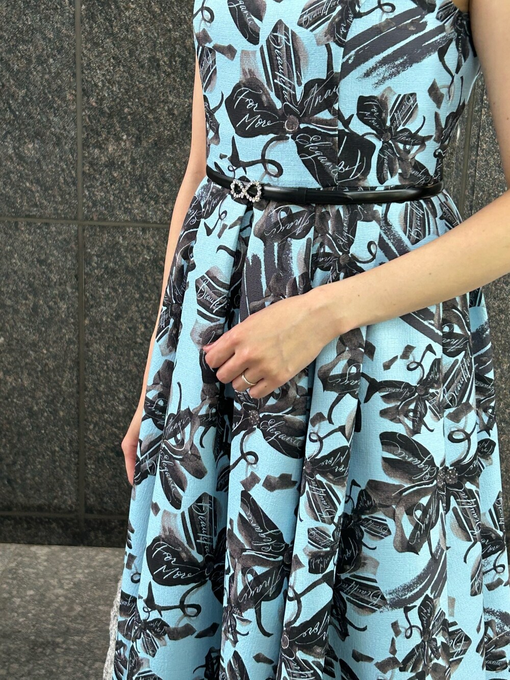 「秋のコーデ、おしゃれさんと繋がりたい、ANAYI、アナイ(ANAYI)、ワンピース、ジャネット、ジャケットスタイル、お出かけコーデ、キレイめ、大人女子、ブーツ」｜「ANAYIのアートフラワープリントタック ワンピース（ワンピース、ブルー系）」を使った、Takahashi.mさん（レディース・168cm）の秋コーディネートの6枚目の写真