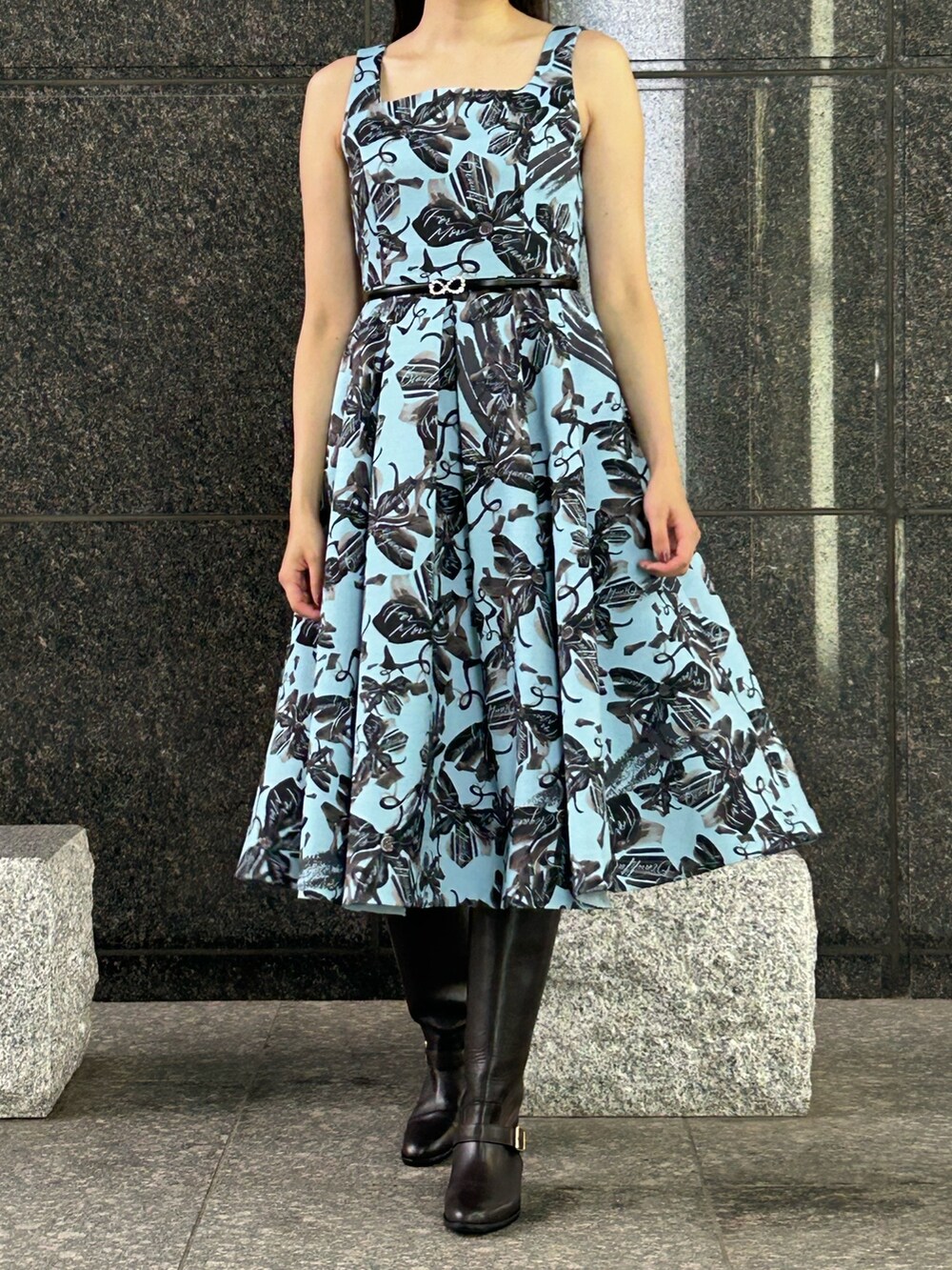 「秋のコーデ、おしゃれさんと繋がりたい、ANAYI、アナイ(ANAYI)、ワンピース、ジャネット、ジャケットスタイル、お出かけコーデ、キレイめ、大人女子、ブーツ」｜「ANAYIのアートフラワープリントタック ワンピース（ワンピース、ブルー系）」を使った、Takahashi.mさん（レディース・168cm）の秋コーディネートの3枚目の写真