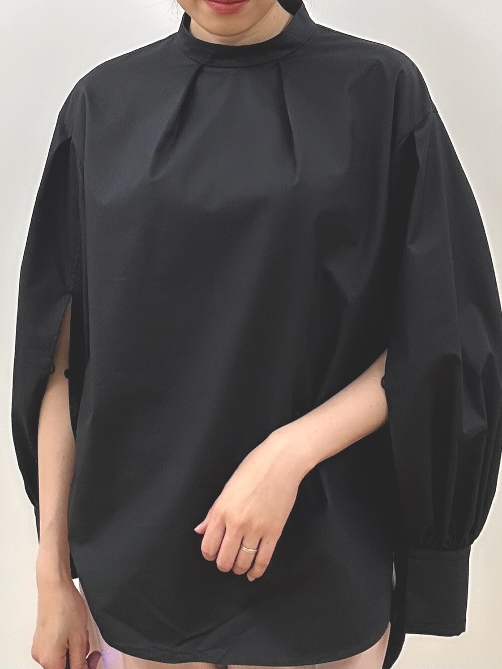 「ANAYI、アナイ(ANAYI)、パンツスタイル、秋先取りコーデ、大人コーデ、きれいめコーディネート、ボウタイブラウス、シャツスタイル、通勤コーデ、トレンド、オトナカジュアル、お洒落さんとつながりたい」｜「ANAYIのコンパクトツイルボウタイ ブラウス（シャツ/ブラウス、ブラック系）」を使った、Takahashi.mさん（レディース・168cm）の夏コーディネートの4枚目の写真