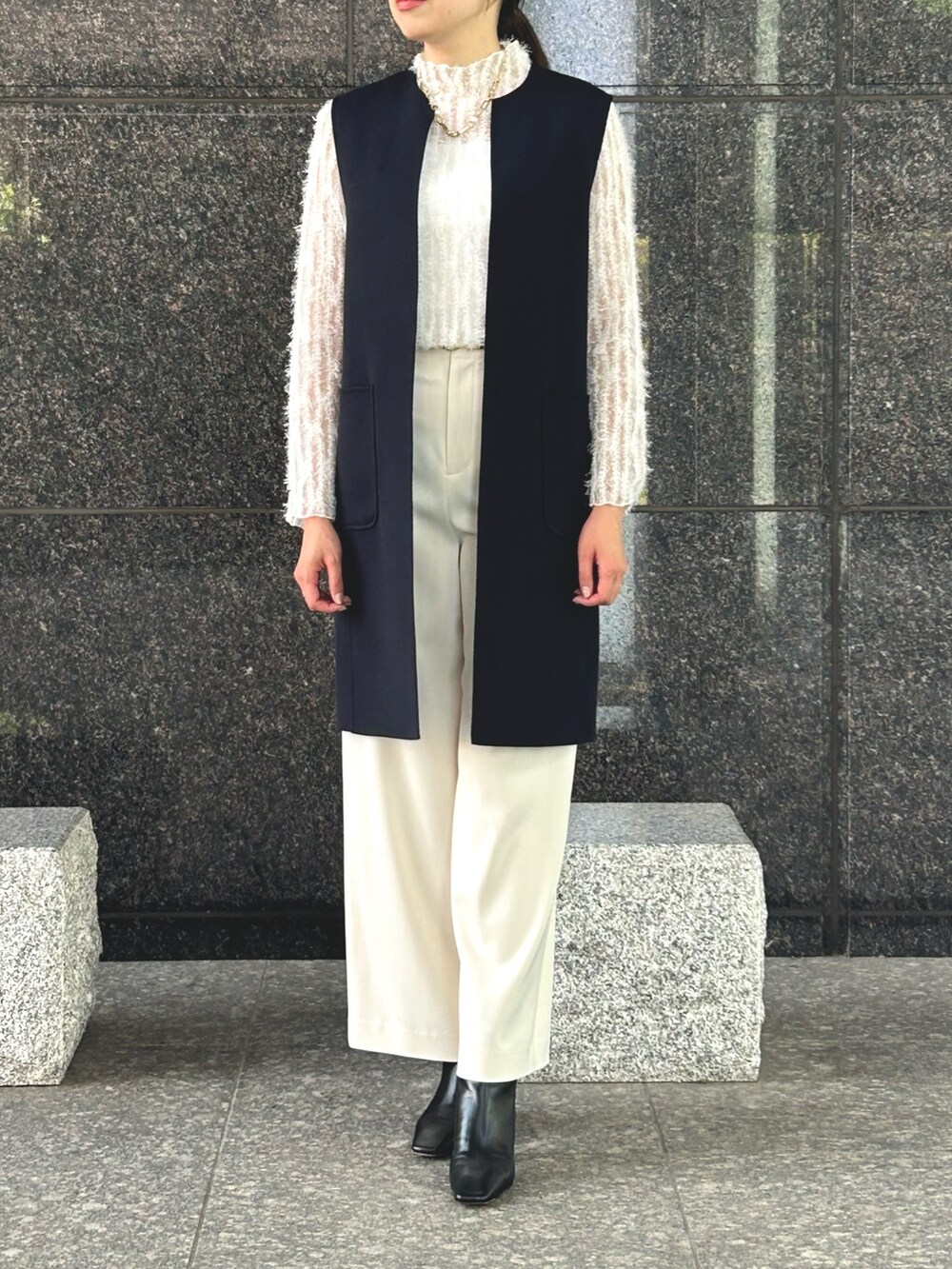 「休日スタイル、秋先取りコーデ、パンツスタイル、お洒落さんとつながりたい、ootd、オトナカジュアル、大人コーデ、きれいめコーディネート、ANAYI、アナイ(ANAYI)、ジレ、シアートップス、高身長女子、骨格ストレート」｜「ANAYIのカルゼリバーベルトクルージレ（その他アウター、ブルー系）」を使った、Takahashi.mさん（レディース・168cm）の夏コーディネートの5枚目の写真