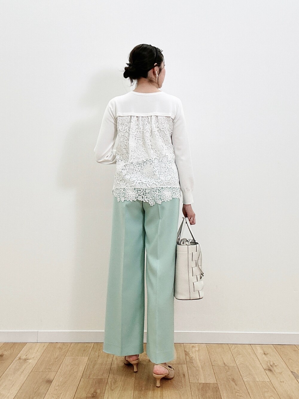 「オトナカワイイ、パンツコーデ、春先取り、カーディガン、アナイ(ANAYI)、キレイめ、骨格ストレート、ブルベ冬」｜「ANAYIのバックレース2WAY カーディガン（カーディガン/ボレロ、ホワイト系）」を使った、Takahashi.mさん（レディース・168cm）の冬コーディネートの3枚目の写真